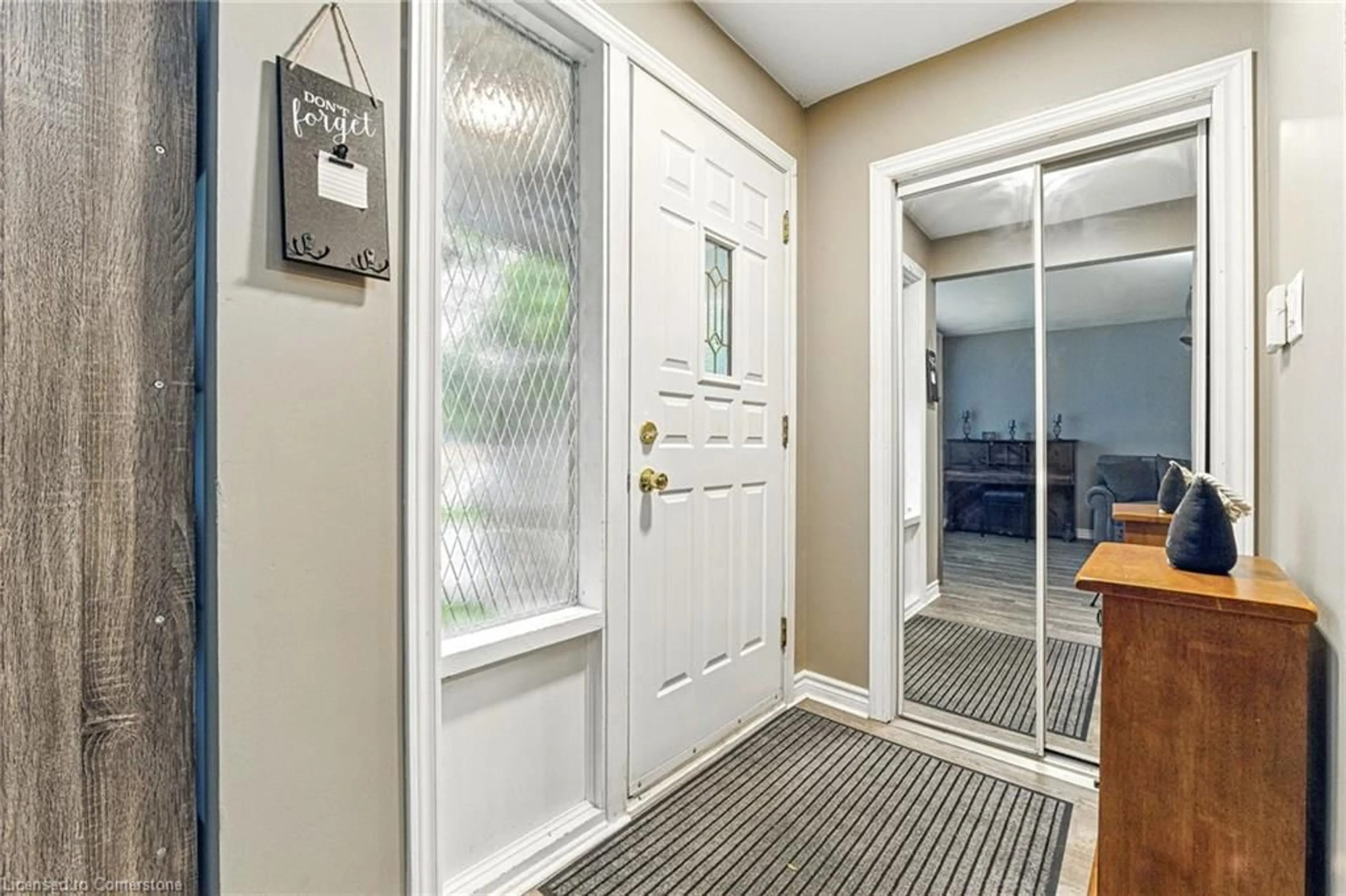 Indoor entryway for 1344 Colonsay Dr, Burlington Ontario L7P 2T9