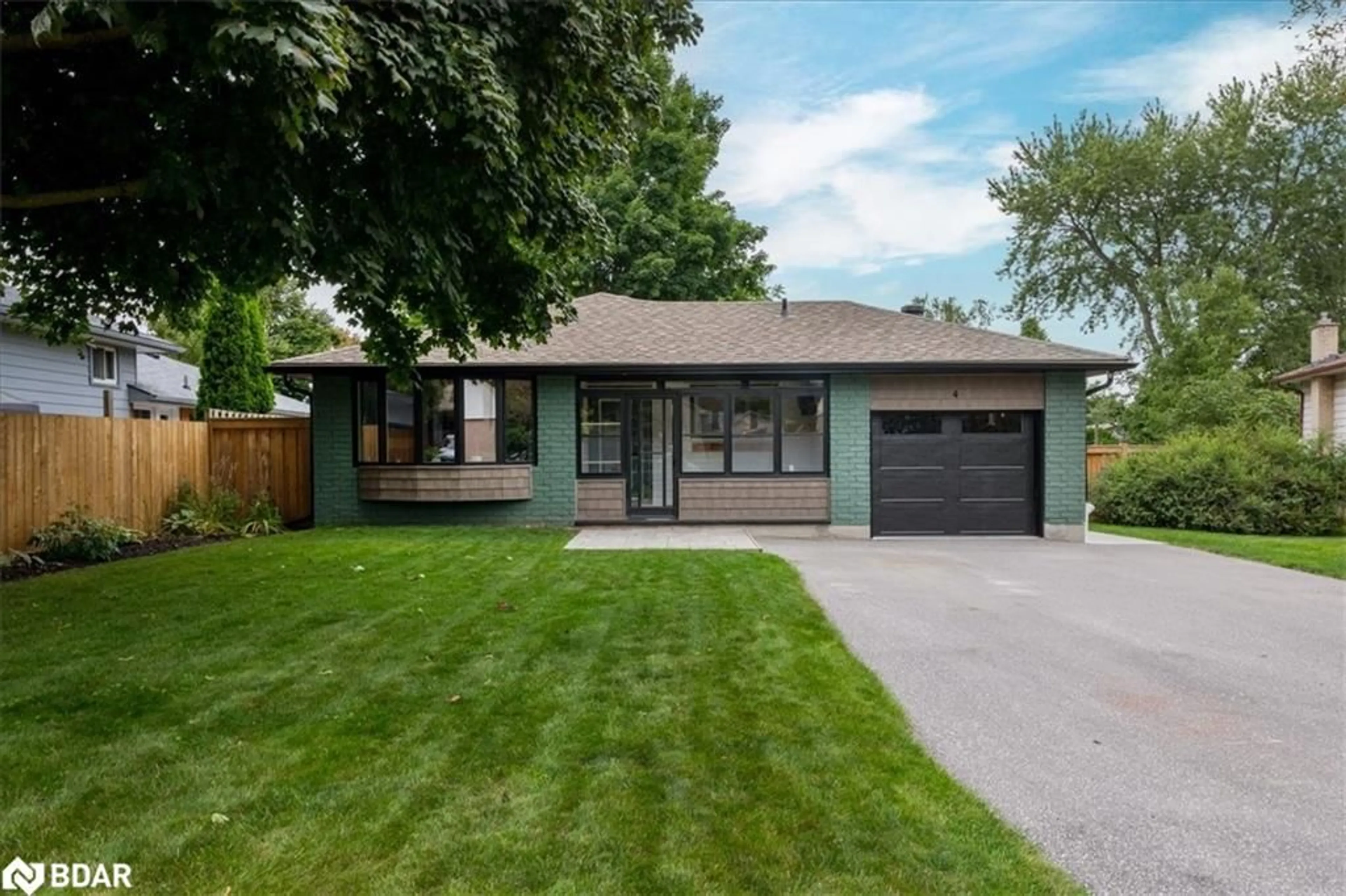 Home with vinyl exterior material, street for 4 Highcroft Rd, Barrie Ontario L4N 2X4
