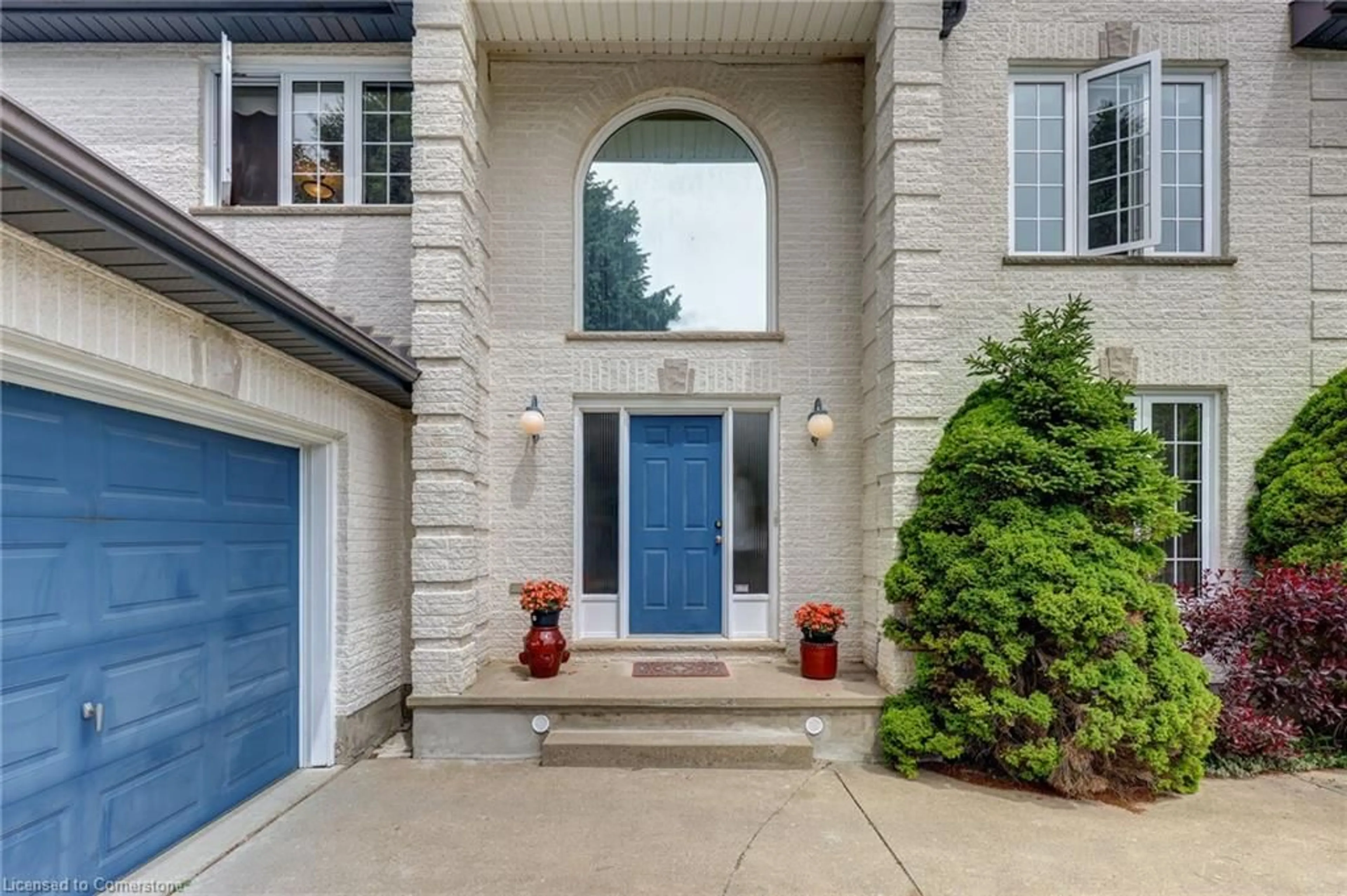 Indoor entryway for 15 Allison Crt, Strathroy Ontario N7G 4C2