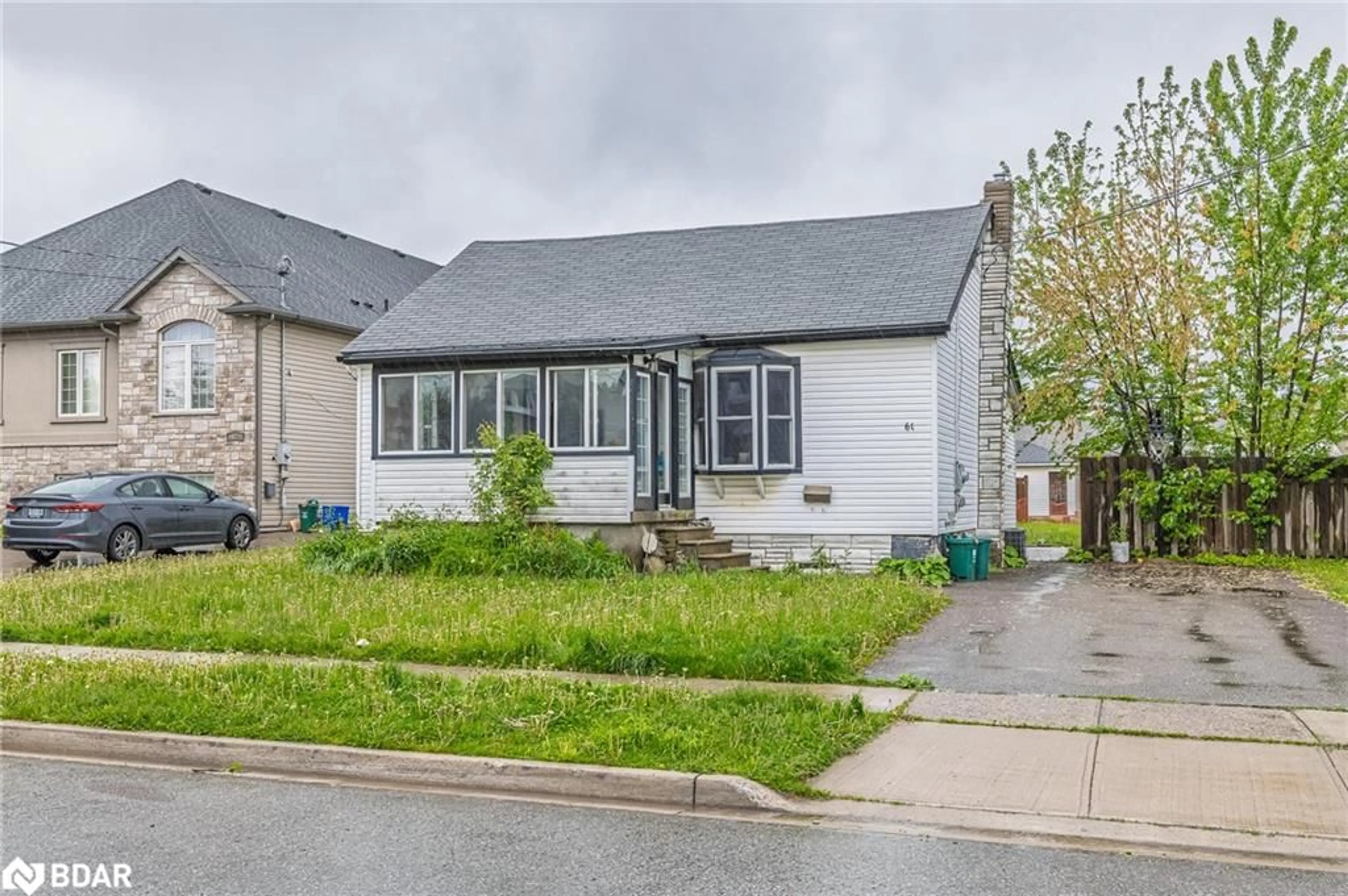 Home with vinyl exterior material, street for 61 Queen St, Thorold Ontario L2V 3N4