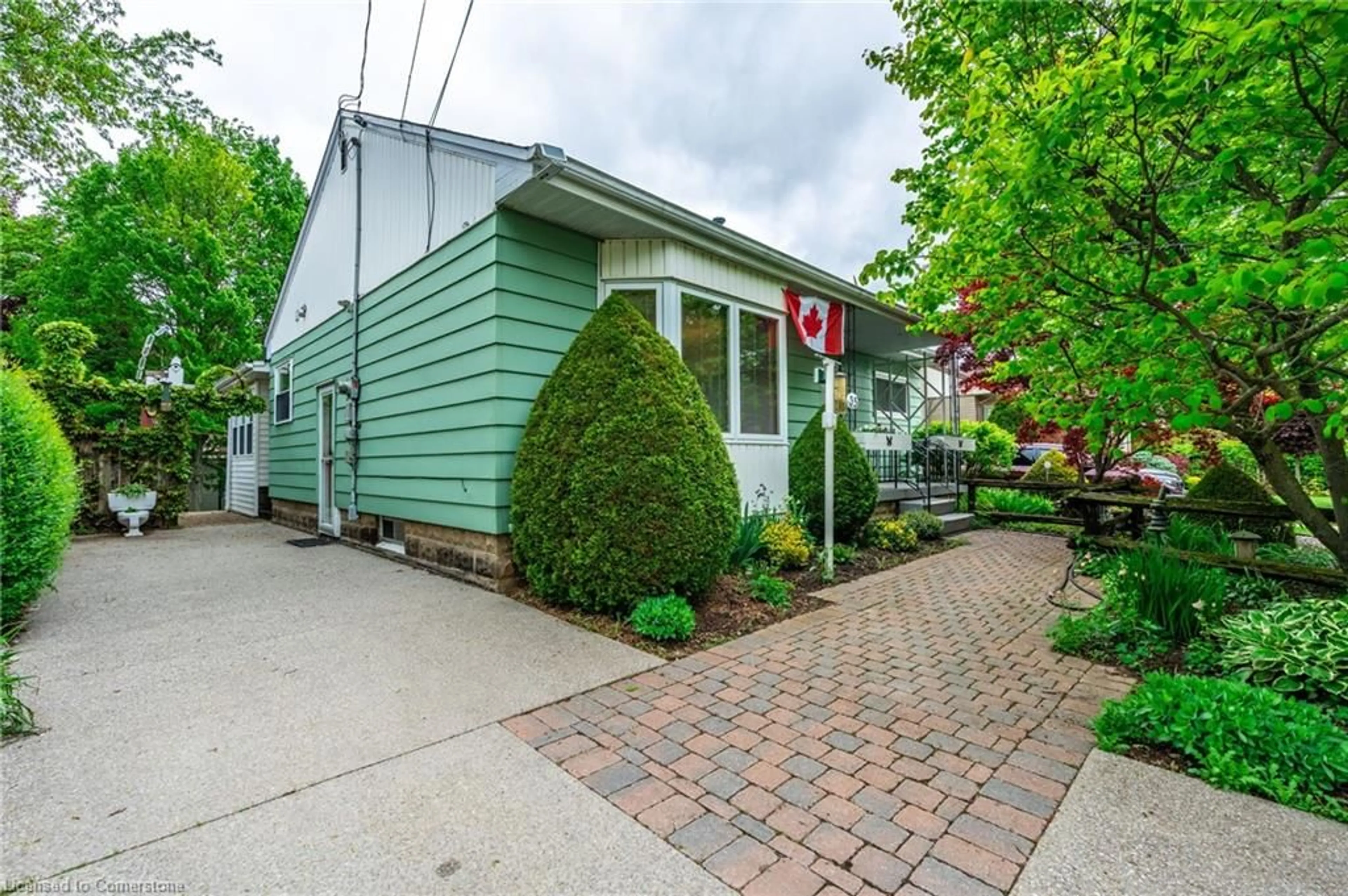 Patio, street for 35 Kemp Dr, Dundas Ontario L9H 2N1