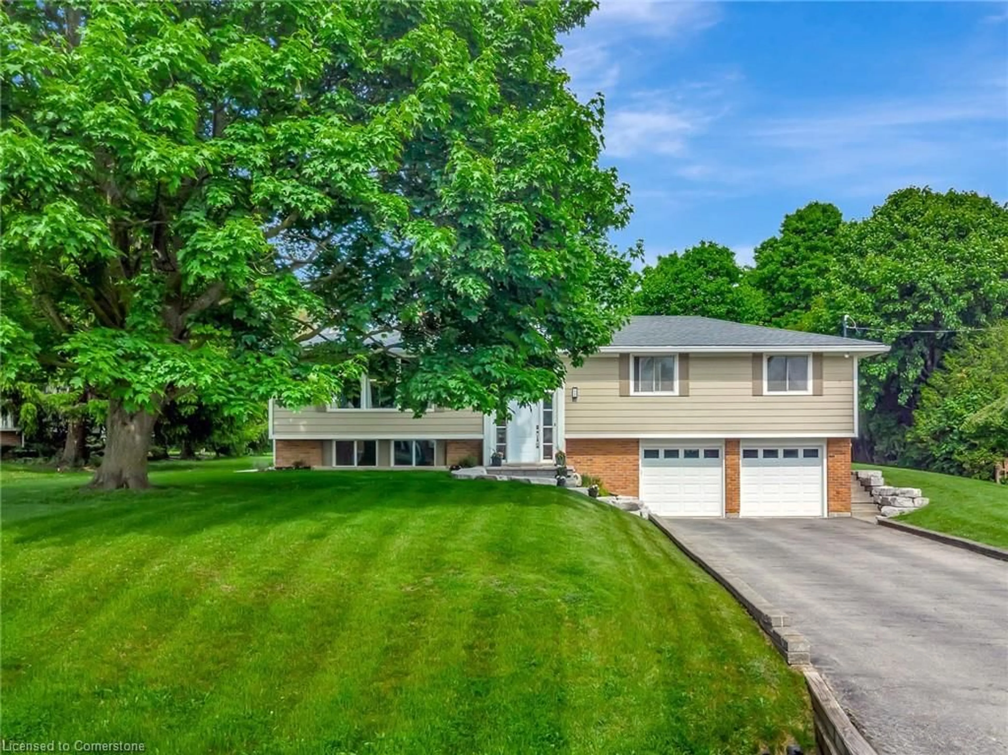 Home with vinyl exterior material, street for 10 Ellen St, Freelton Ontario L8B 0Z5