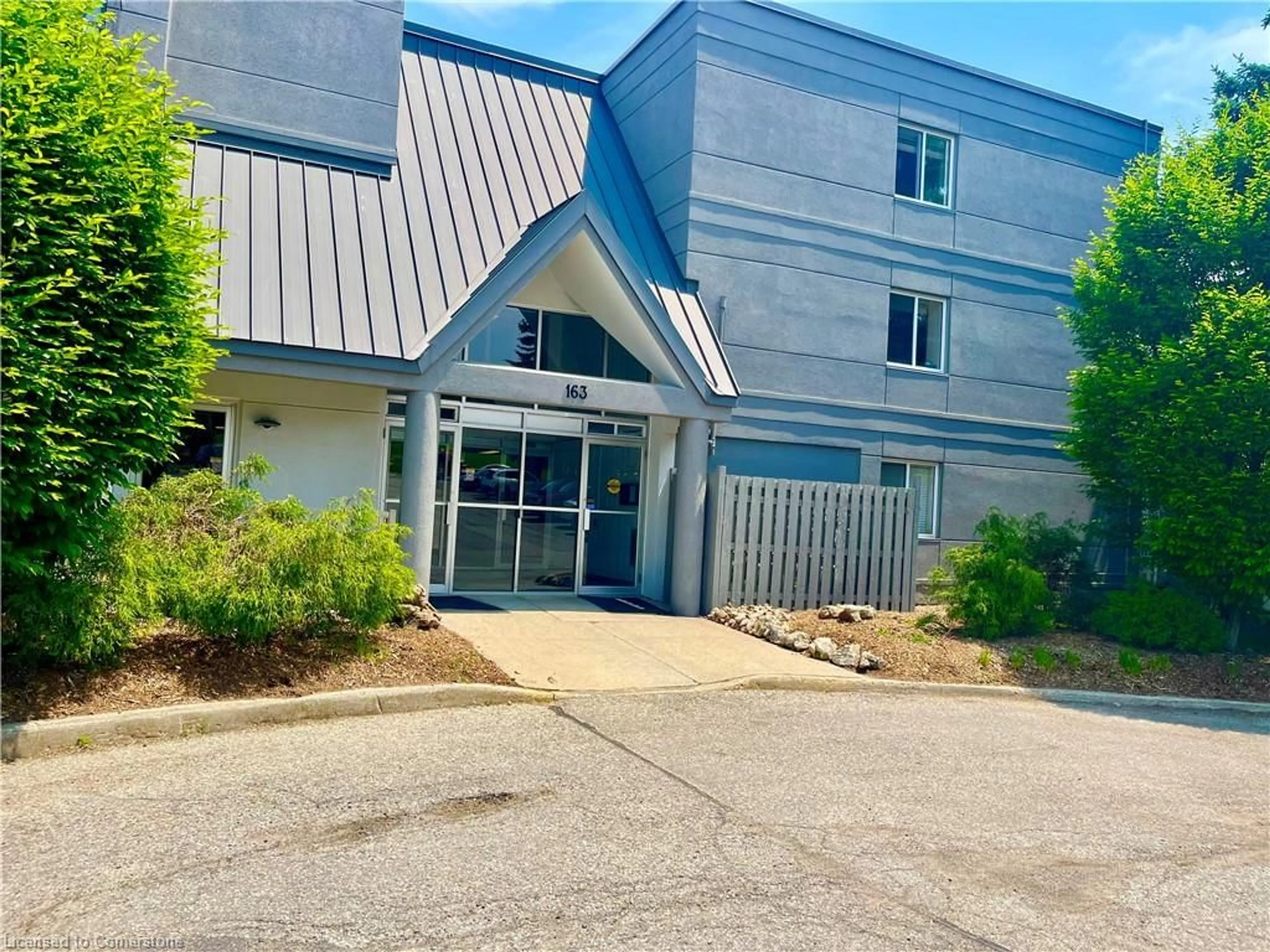 Indoor foyer for 163 Ferguson Dr #103, Woodstock Ontario N4V 1B1