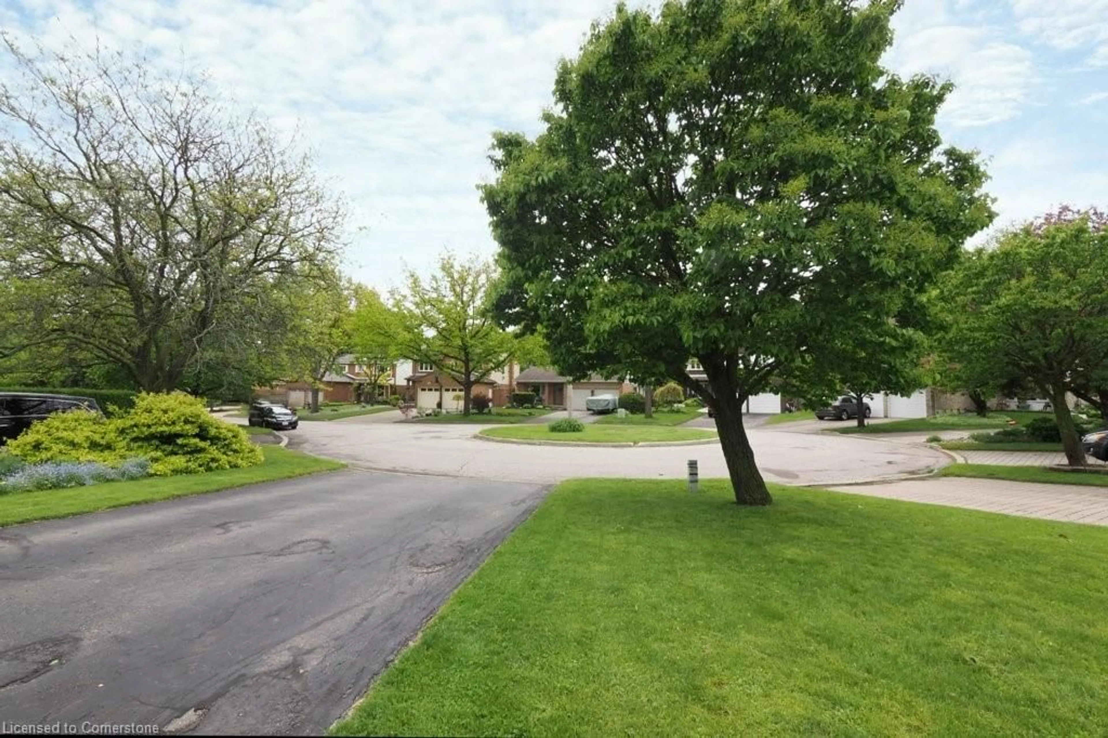 A pic from outside/outdoor area/front of a property/back of a property/a pic from drone, street for 28 Sandcliffe Pl, Waterloo Ontario N2T 1A8