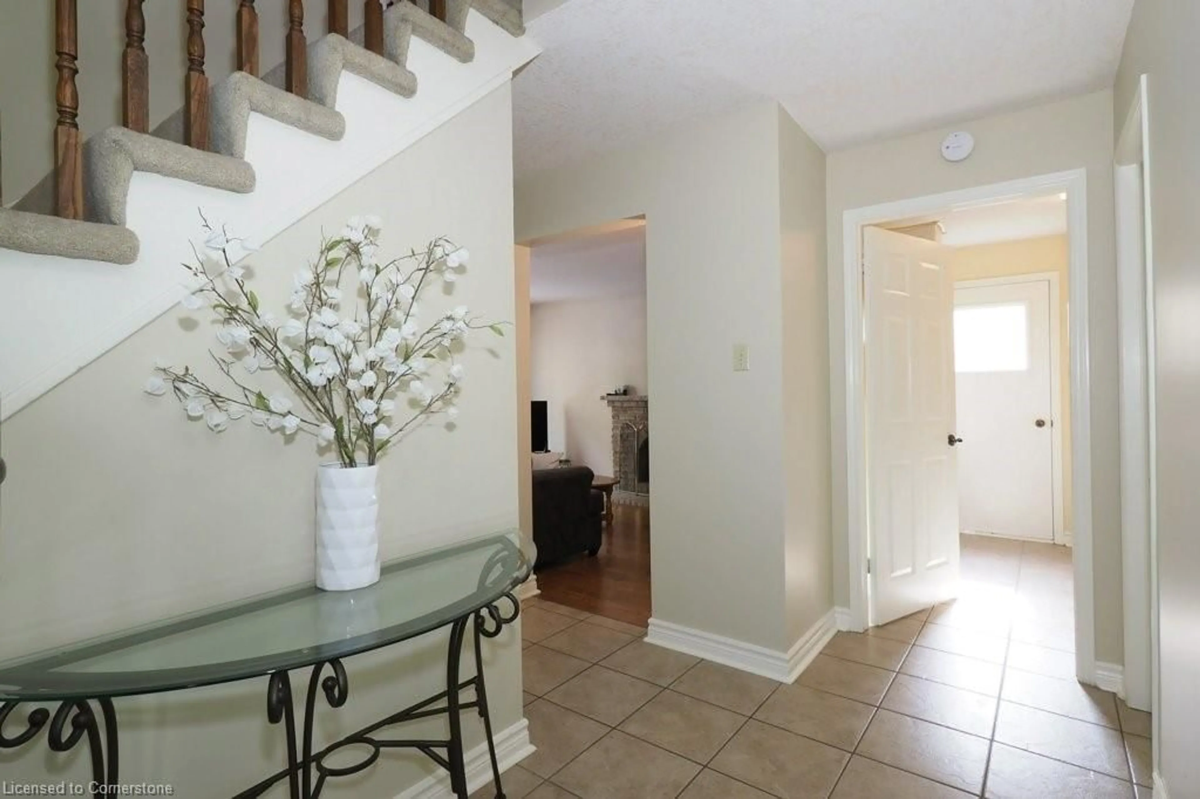 Indoor entryway for 28 Sandcliffe Pl, Waterloo Ontario N2T 1A8