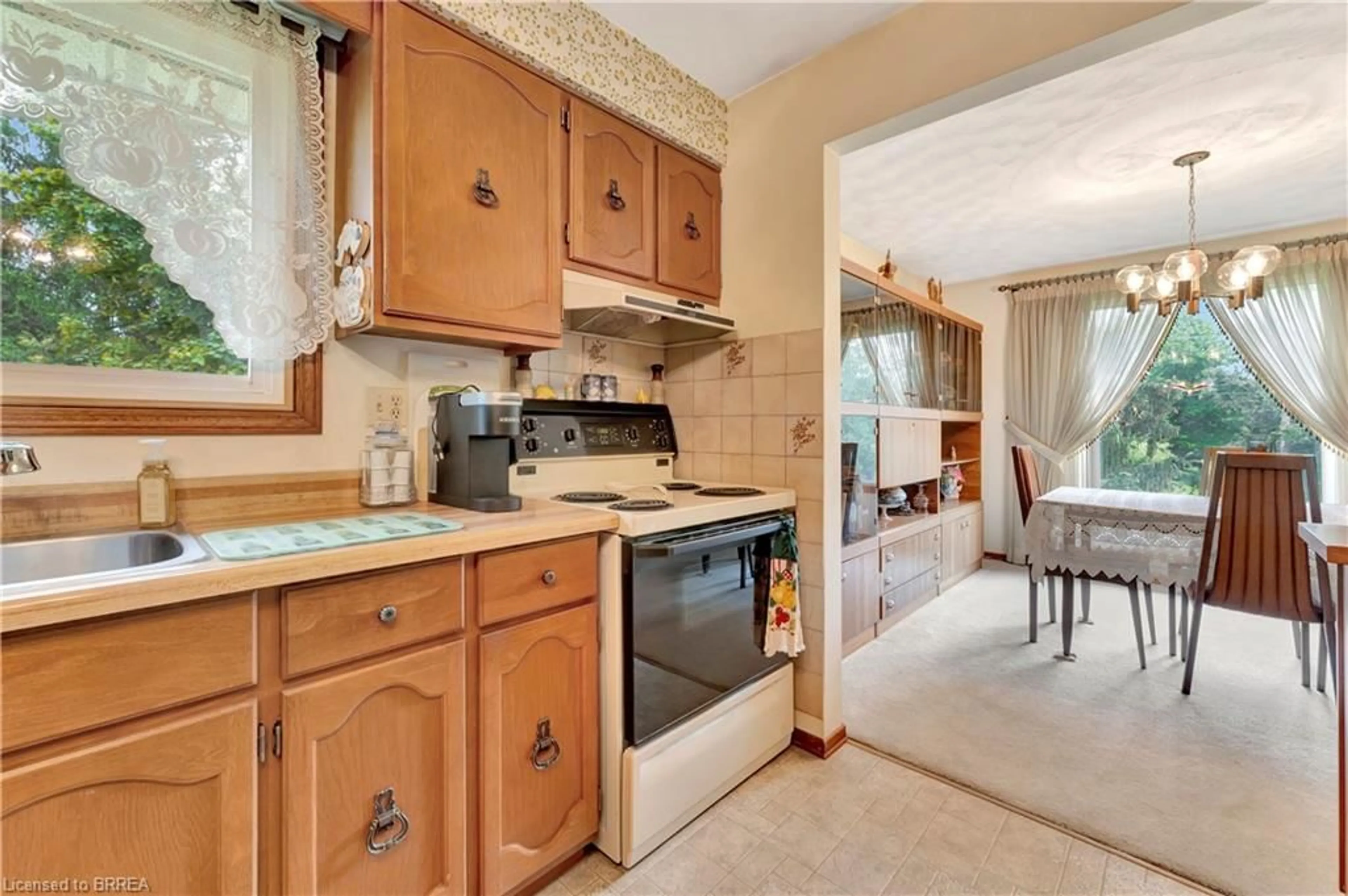 Standard kitchen, ceramic/tile floor for 67 Ontario St, Harrisburg Ontario N3L 3E1