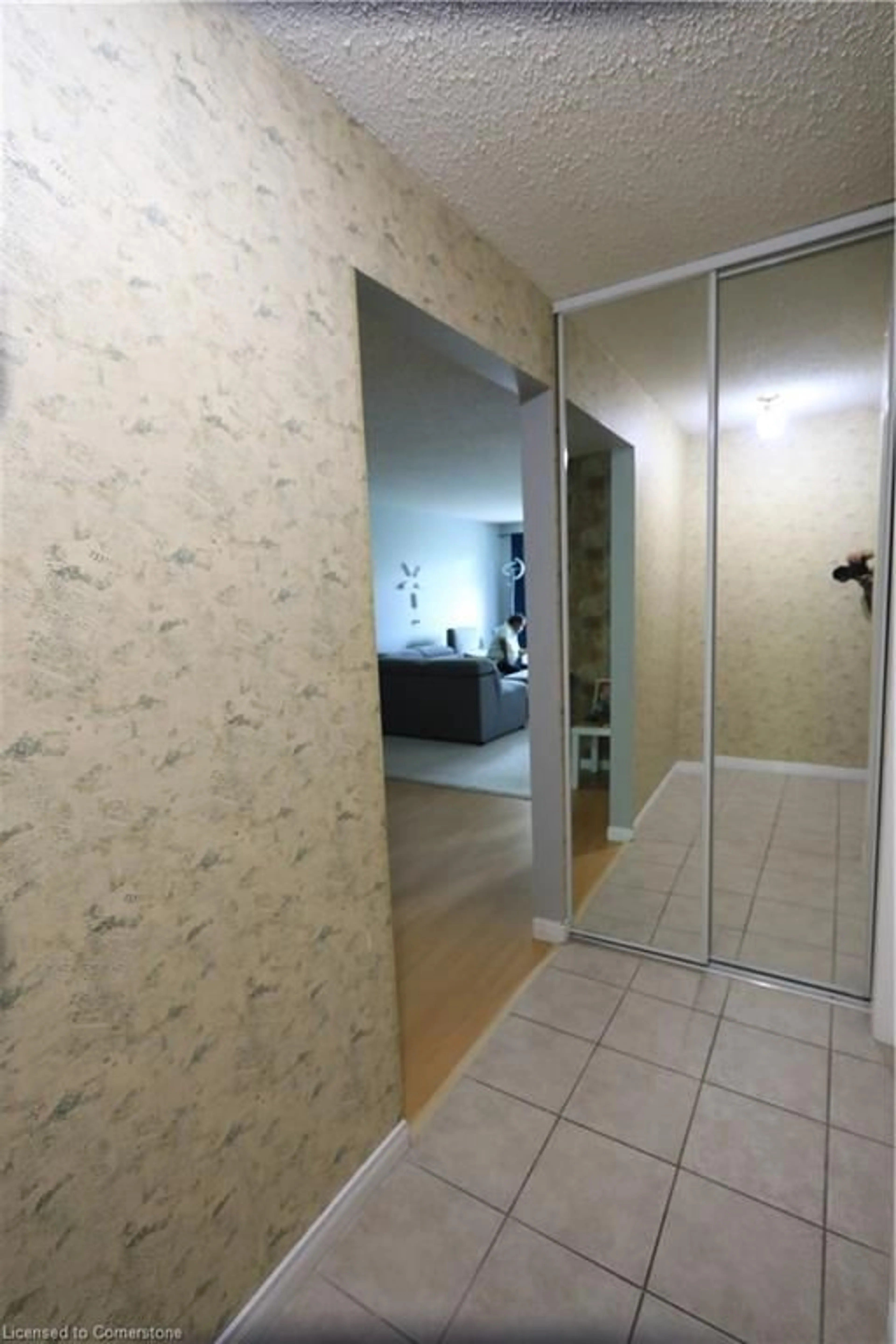 Indoor foyer for 1096 Jalna Blvd #64, London Ontario N6E 3B8