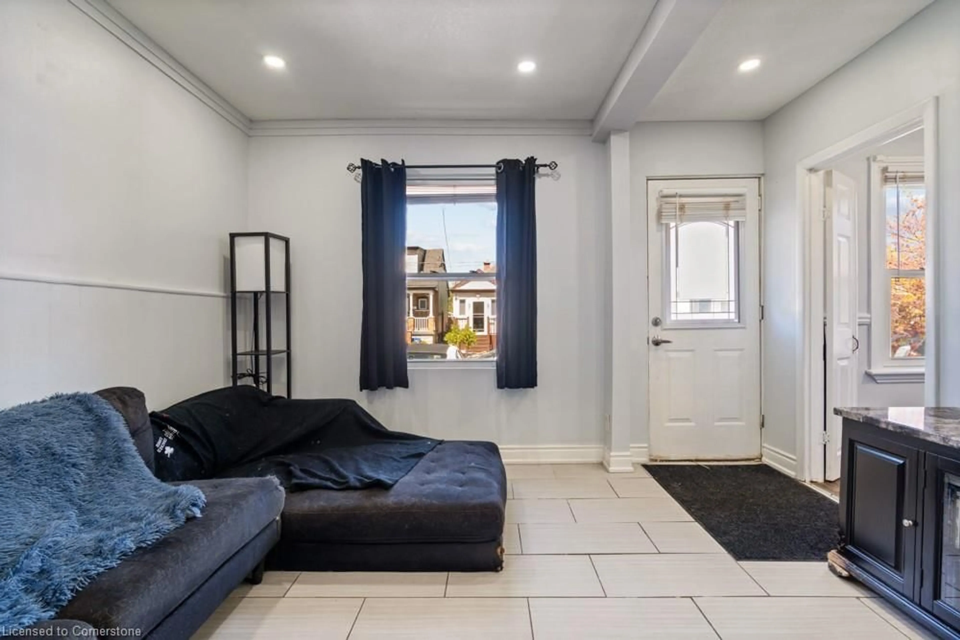 A pic of a room for 30 Robins Ave, Hamilton Ontario L8H 4M9