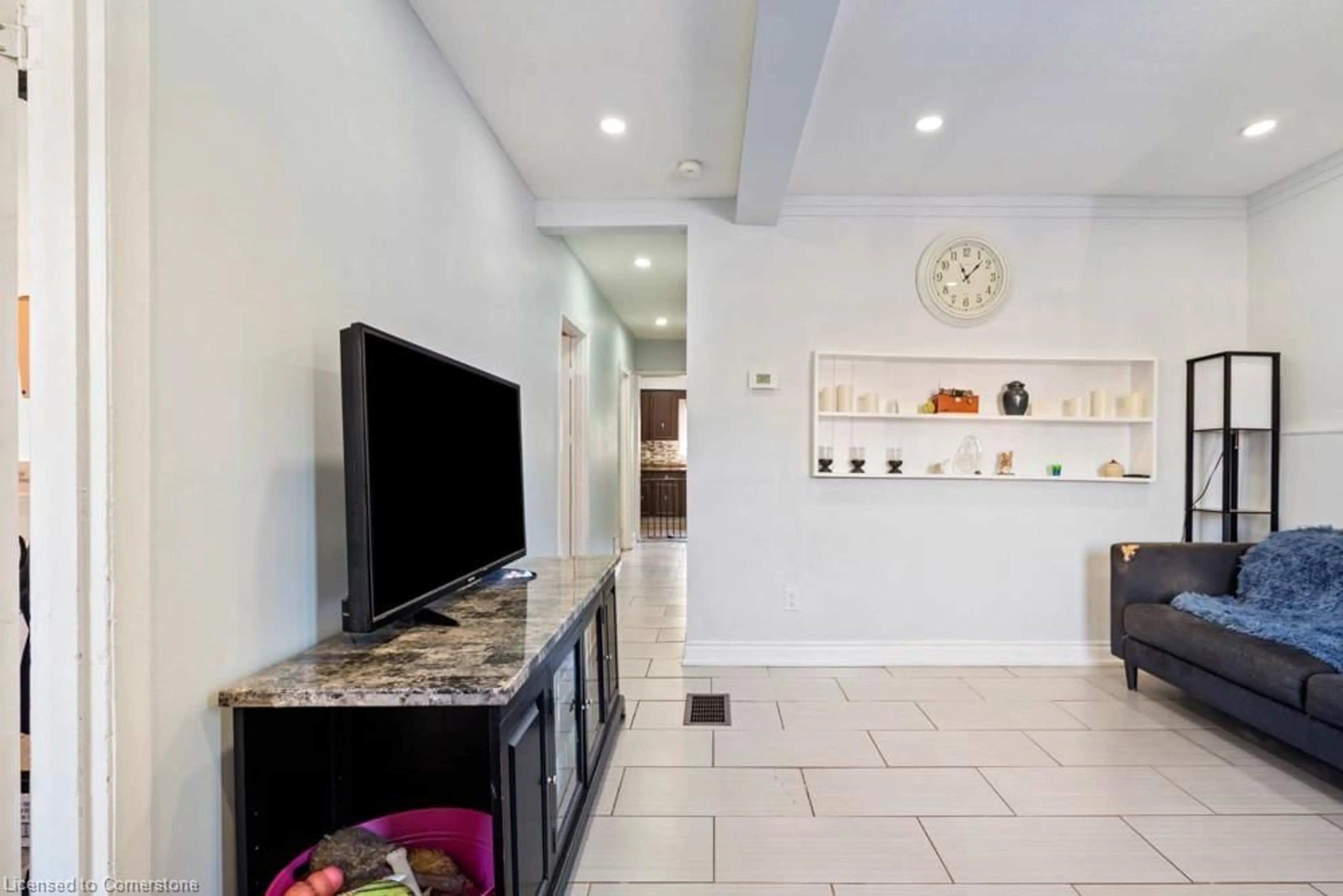 Indoor entryway for 30 Robins Ave, Hamilton Ontario L8H 4M9