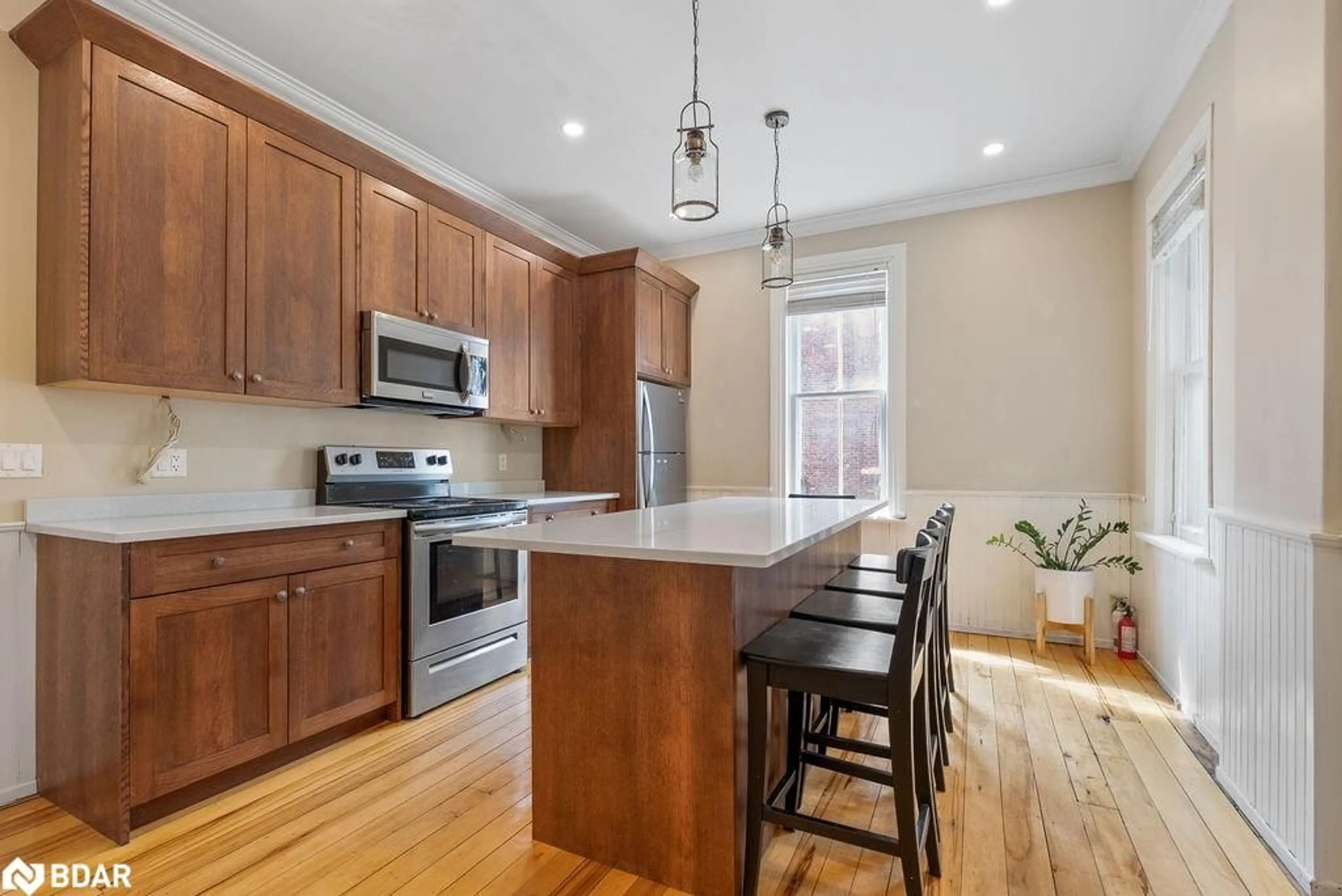 Open concept kitchen, wood/laminate floor for 37 Cambridge St, Lindsay Ontario K9V 4C6