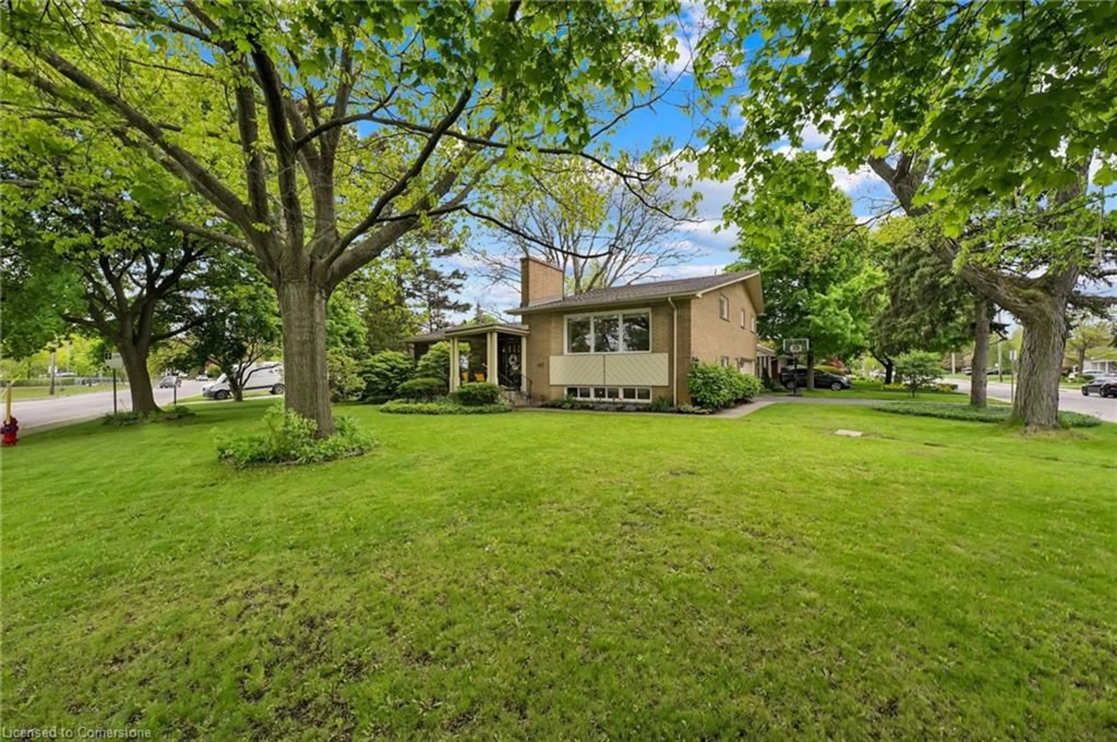 A pic from outside/outdoor area/front of a property/back of a property/a pic from drone, street for 617 Scenic Dr, Hamilton Ontario L9C 1H2