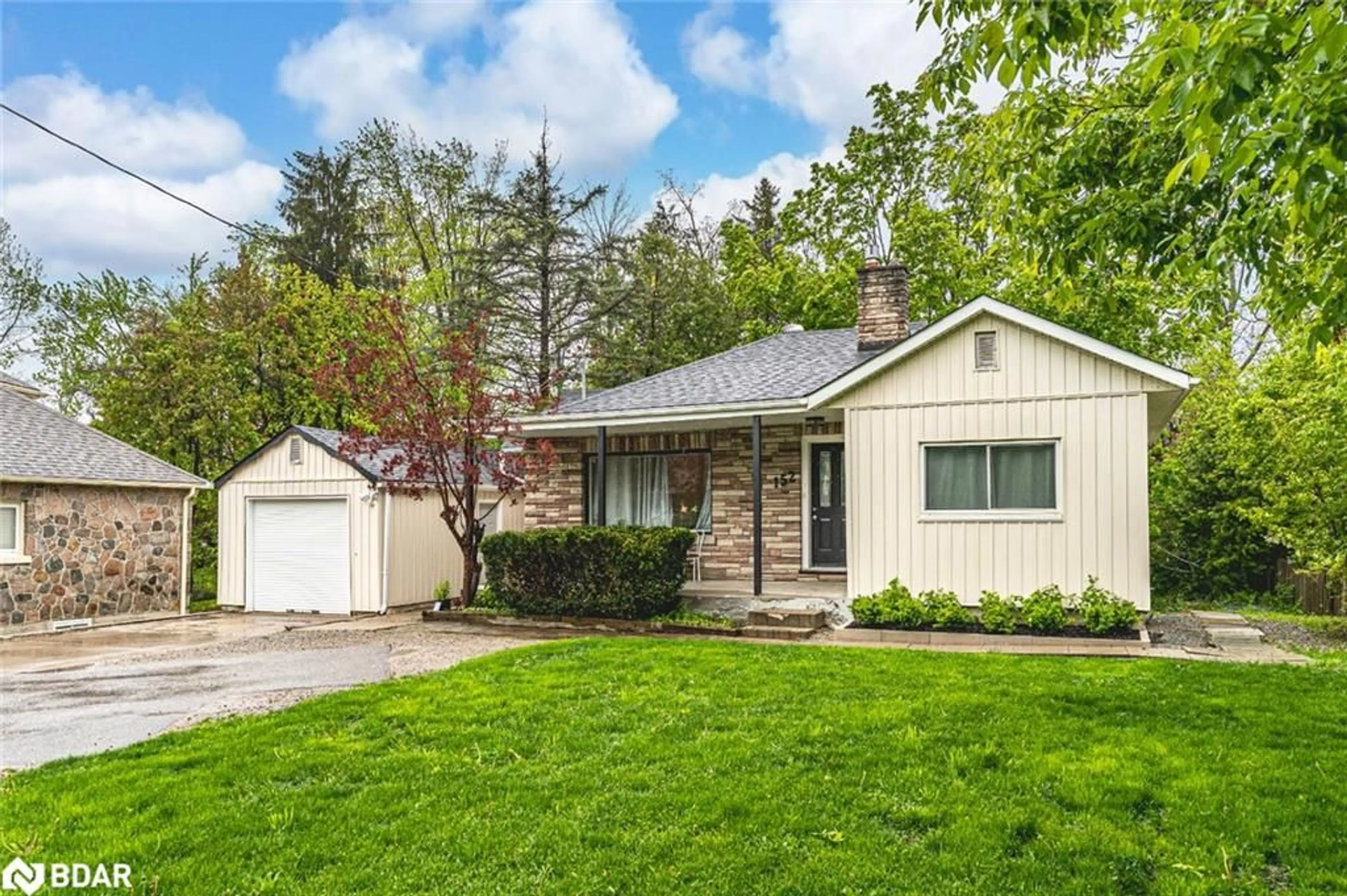 Home with vinyl exterior material, street for 152 Owen St, Barrie Ontario L4M 3H9