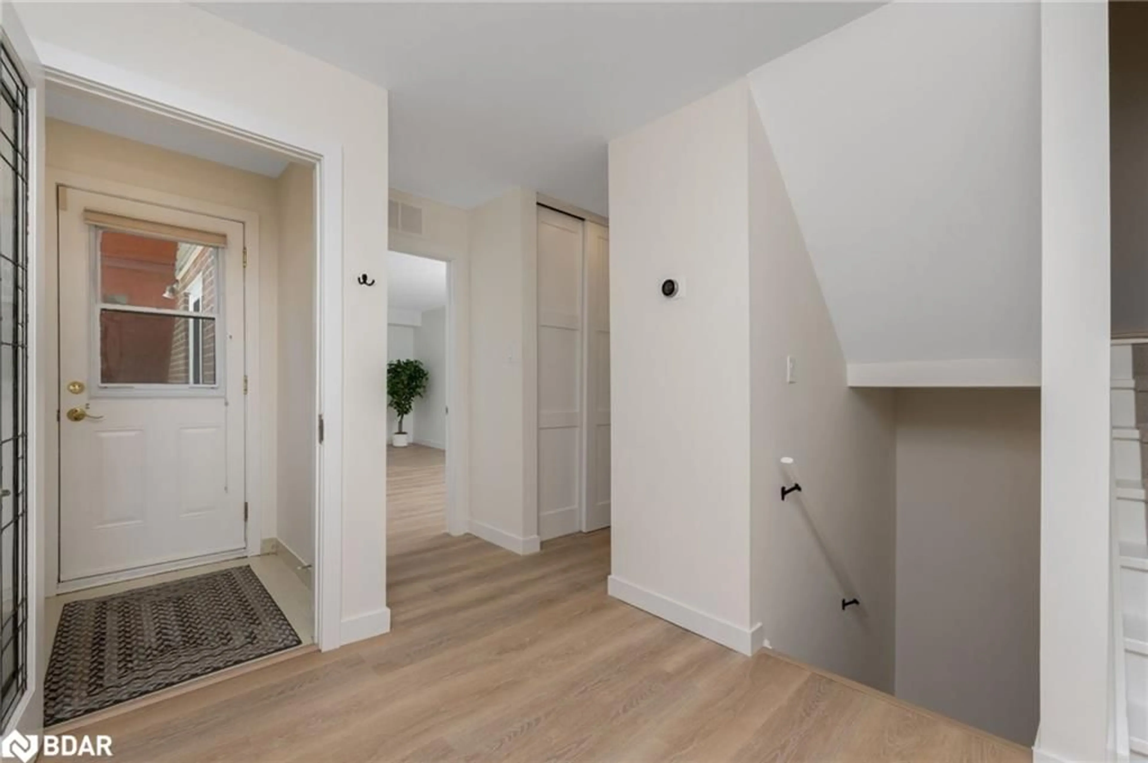 Indoor entryway for 1206 Kos Blvd, Mississauga Ontario L5J 4L7