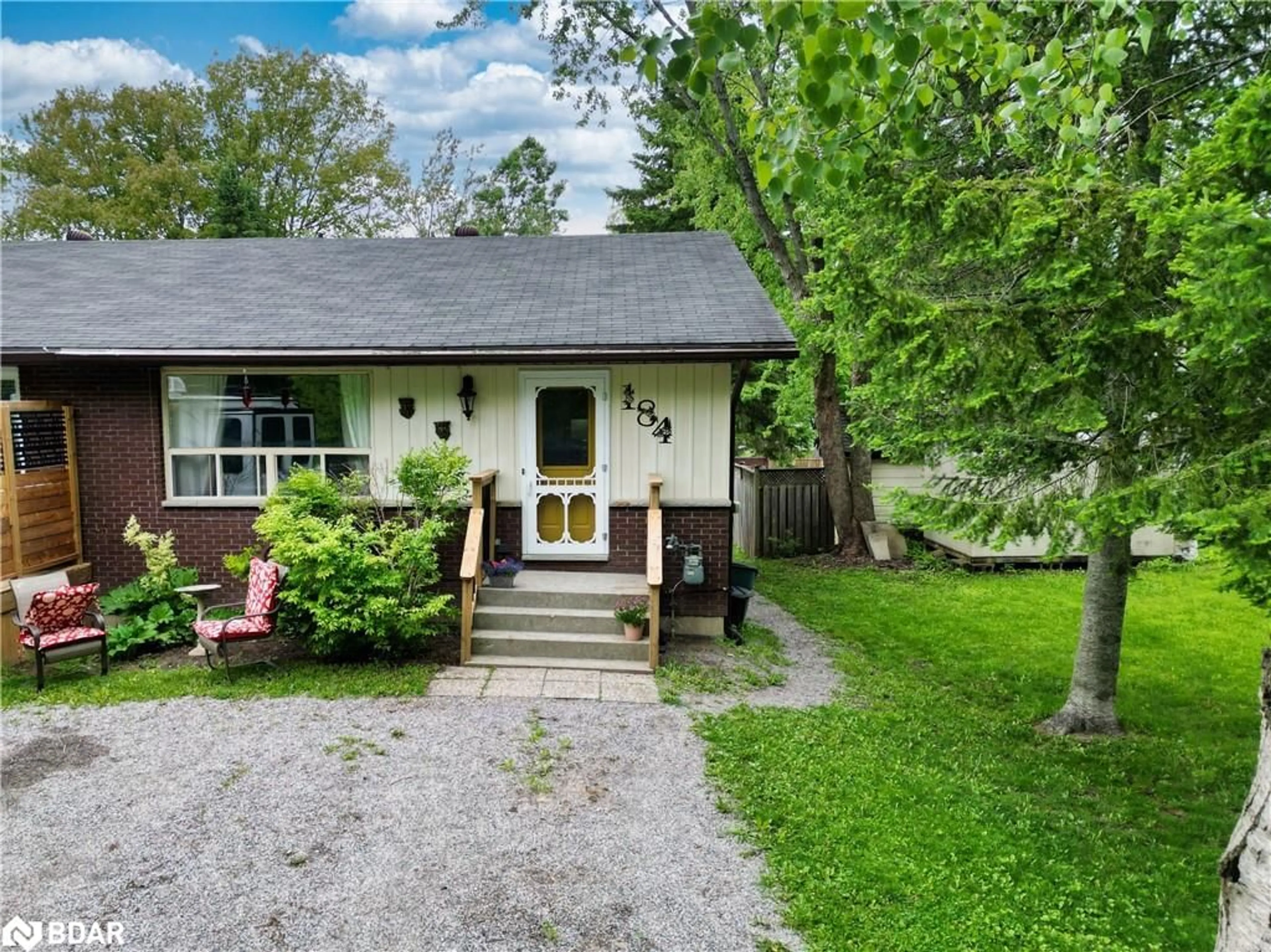 A pic from outside/outdoor area/front of a property/back of a property/a pic from drone, street for 184 Fernwood Dr, Gravenhurst Ontario P1P 1P4