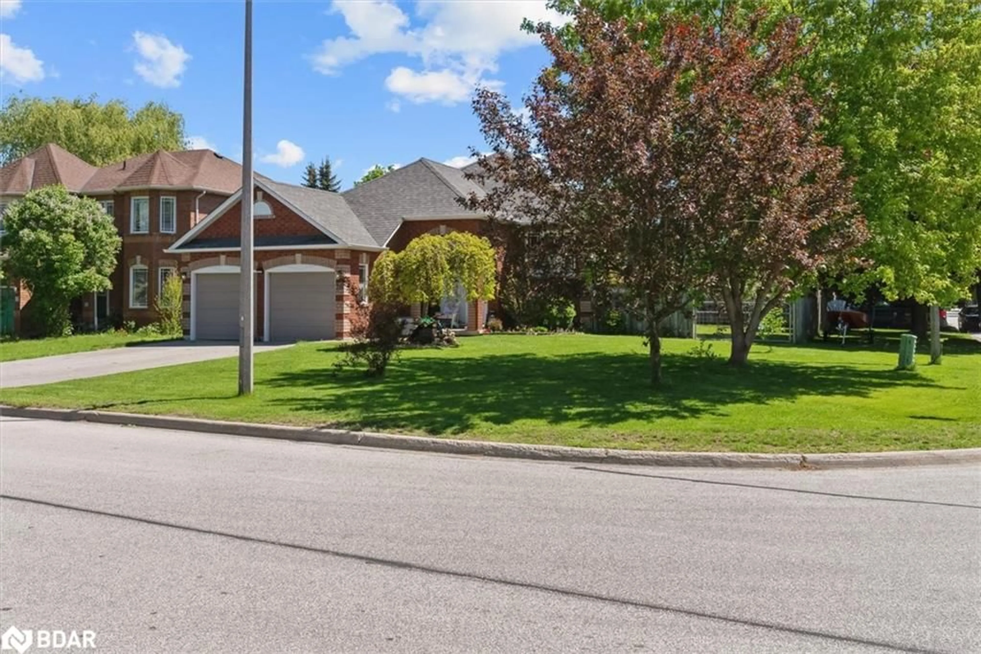 A pic from outside/outdoor area/front of a property/back of a property/a pic from drone, street for 20 Fairwood Dr, Keswick Ontario L4P 3X6