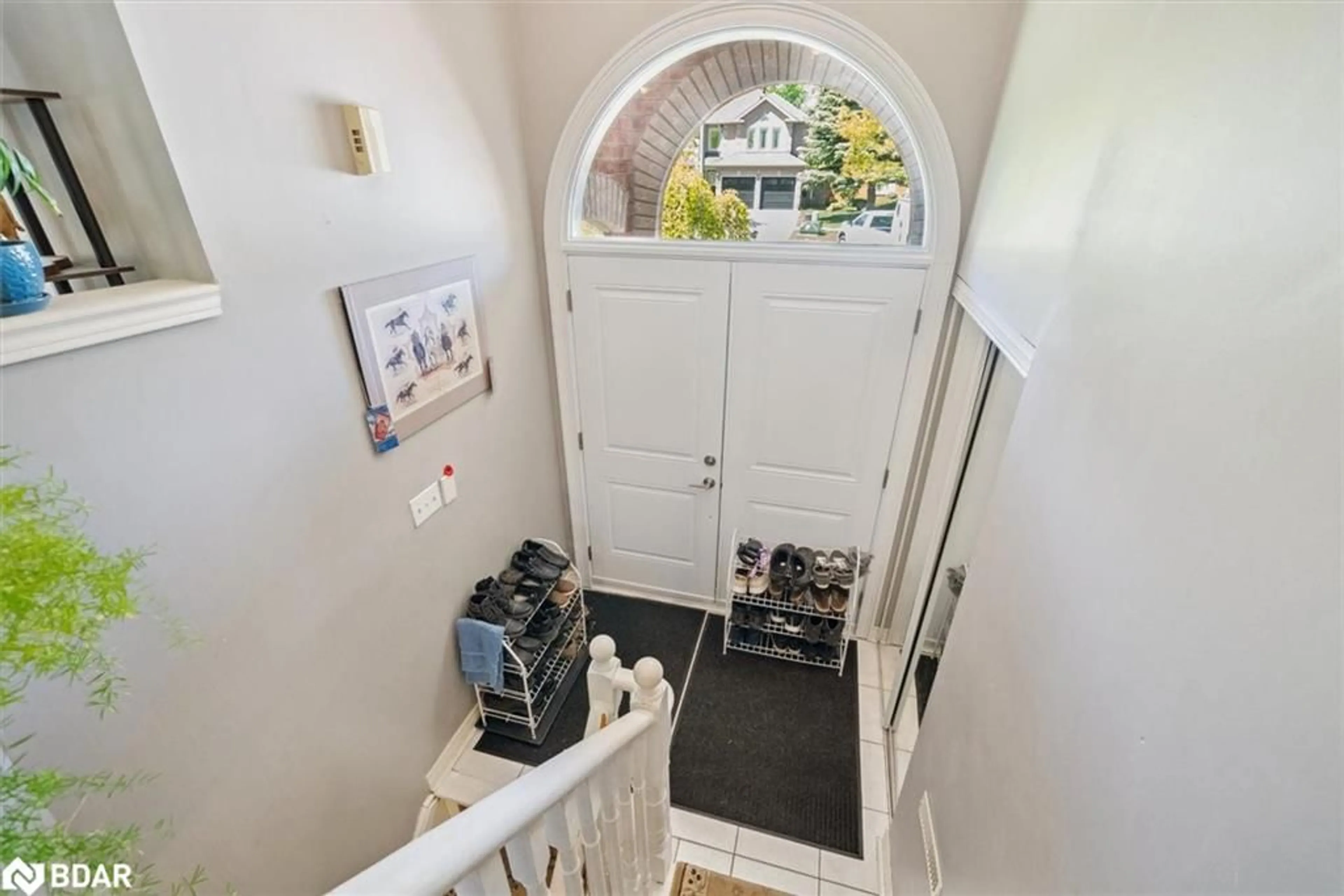 Indoor entryway for 20 Fairwood Dr, Keswick Ontario L4P 3X6