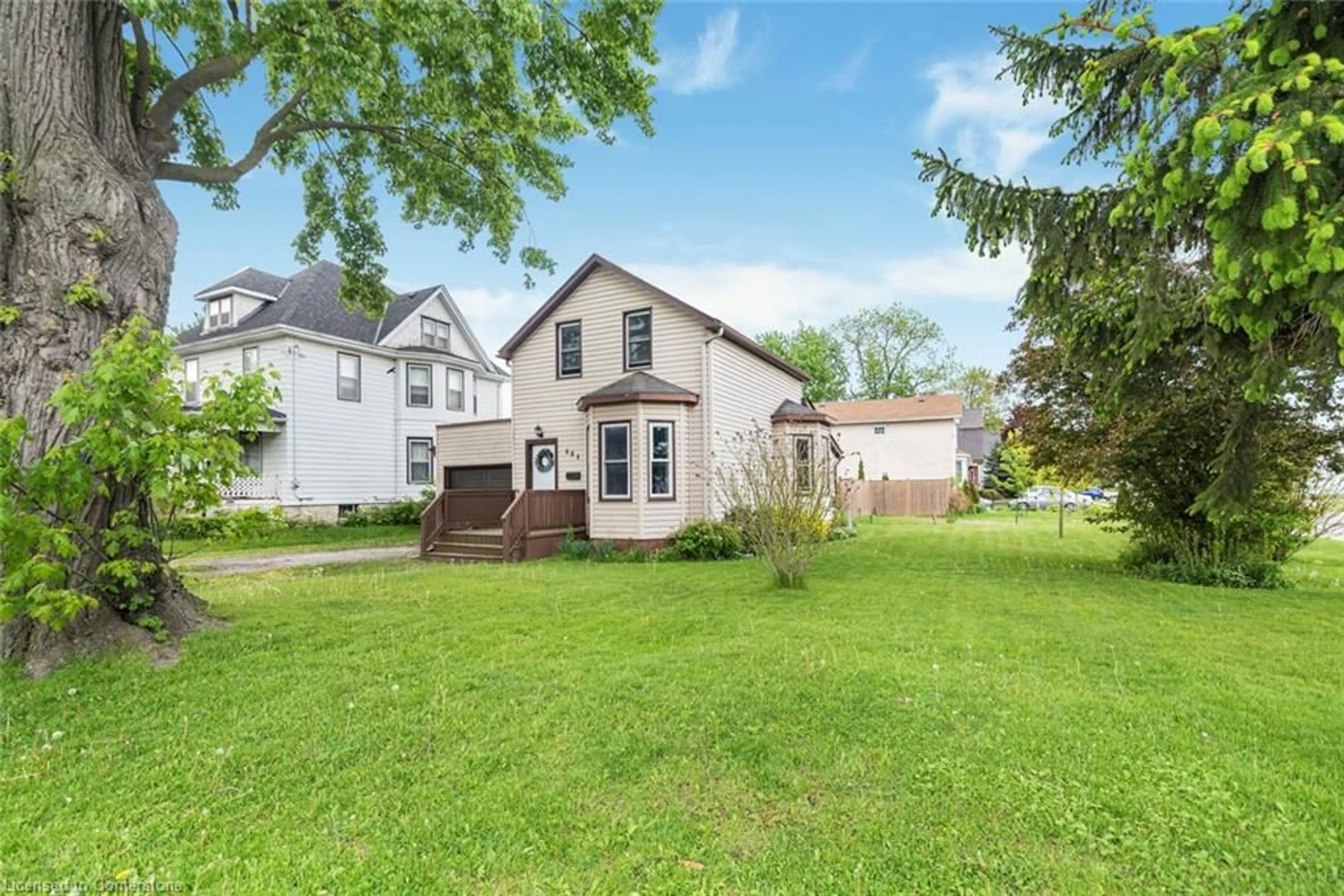 A pic from outside/outdoor area/front of a property/back of a property/a pic from drone, street for 404 Alder St, Dunnville Ontario N1A 1E5