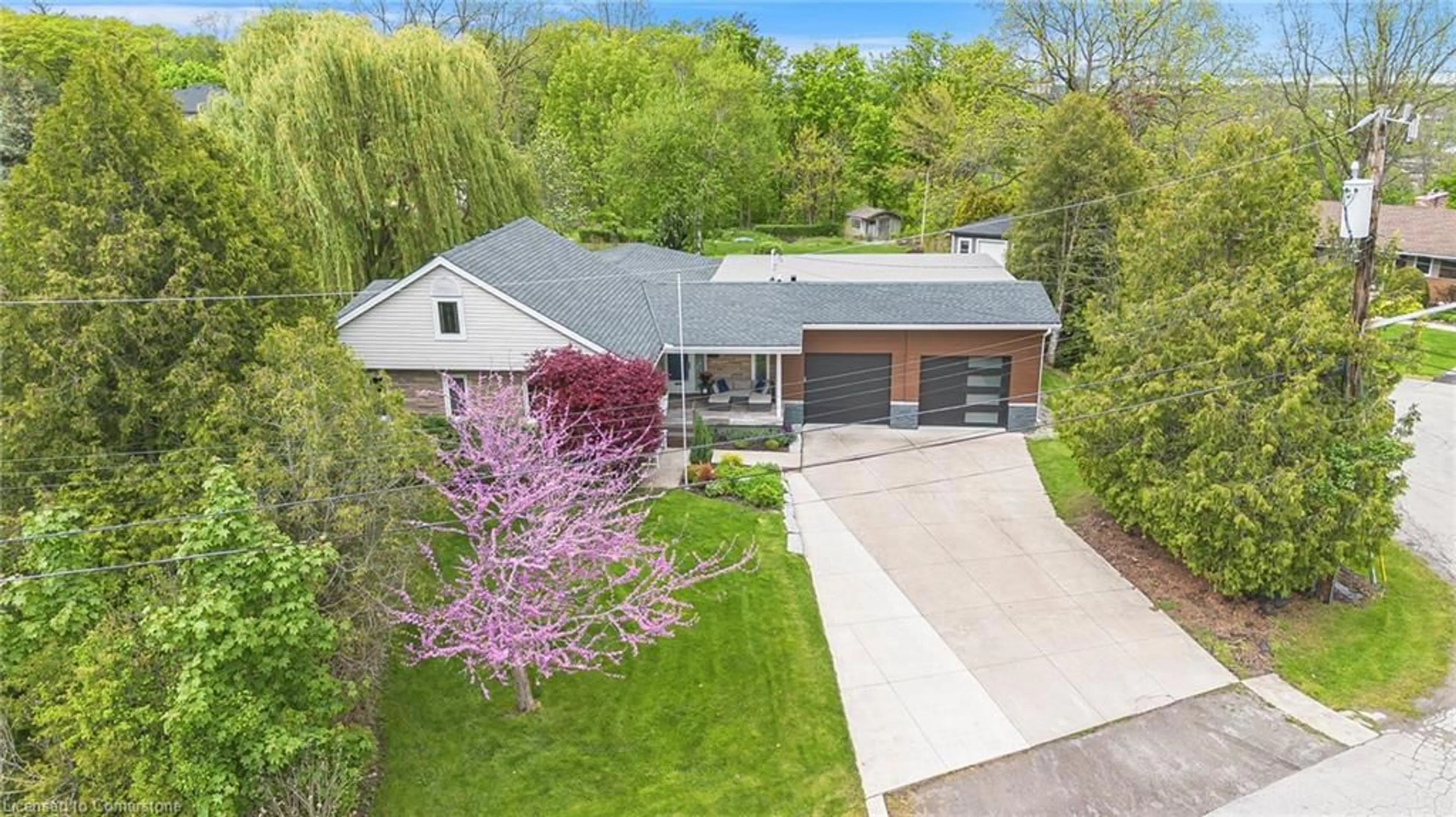A pic from outside/outdoor area/front of a property/back of a property/a pic from drone, street for 4 Southmeadow Crt, Stoney Creek Ontario L8G 3H2