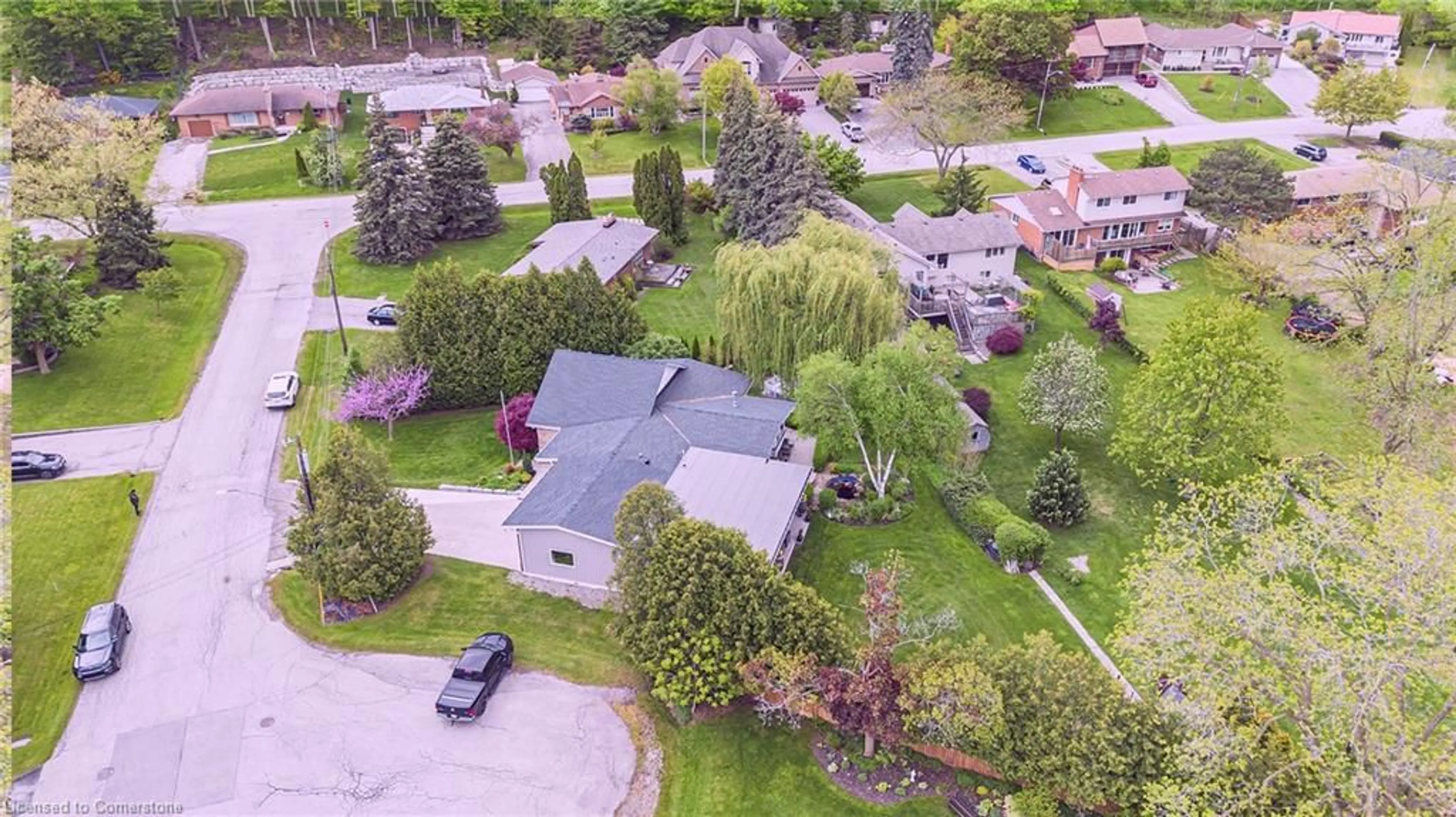 A pic from outside/outdoor area/front of a property/back of a property/a pic from drone, street for 4 Southmeadow Crt, Stoney Creek Ontario L8G 3H2