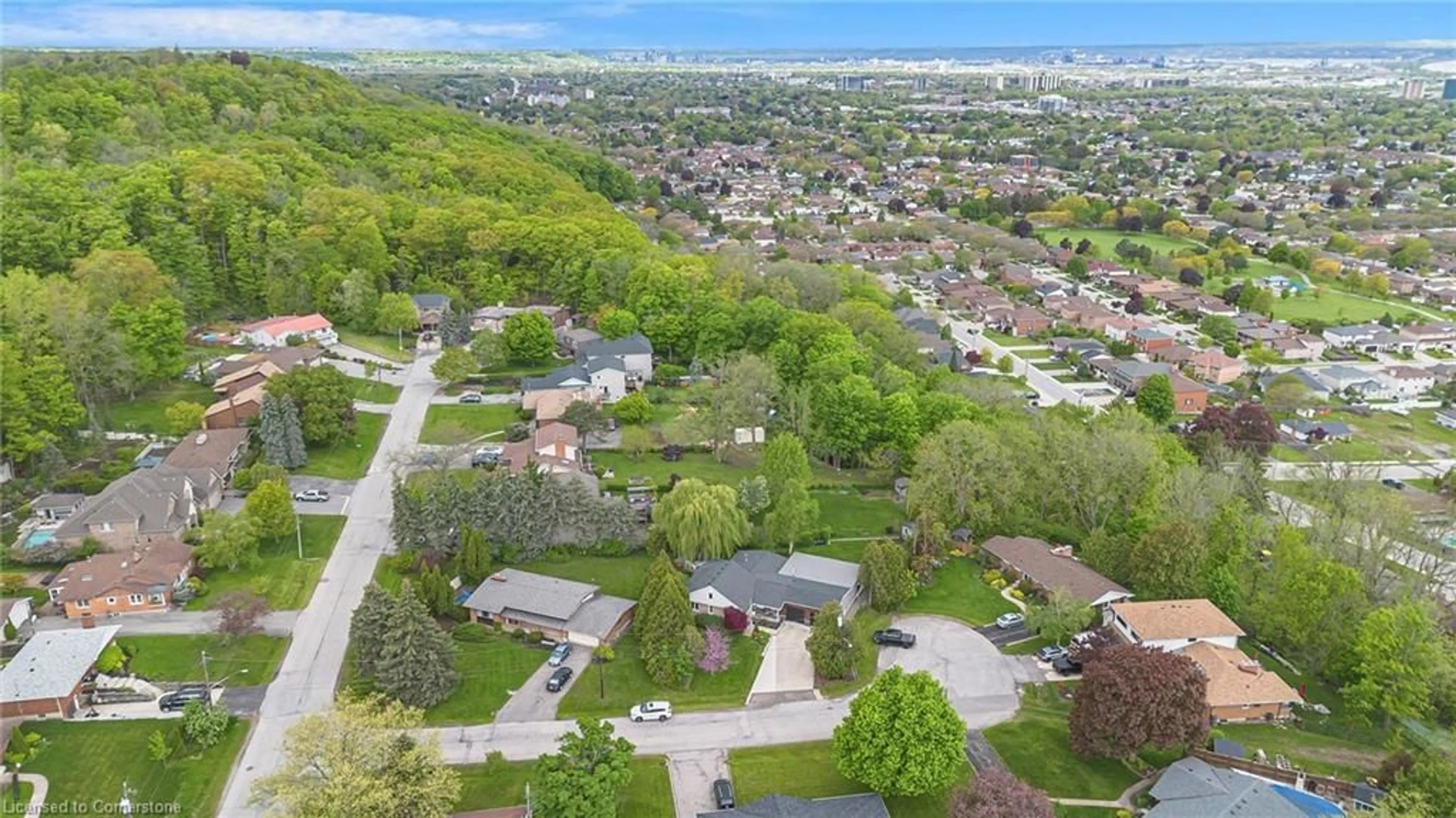 A pic from outside/outdoor area/front of a property/back of a property/a pic from drone, street for 4 Southmeadow Crt, Stoney Creek Ontario L8G 3H2
