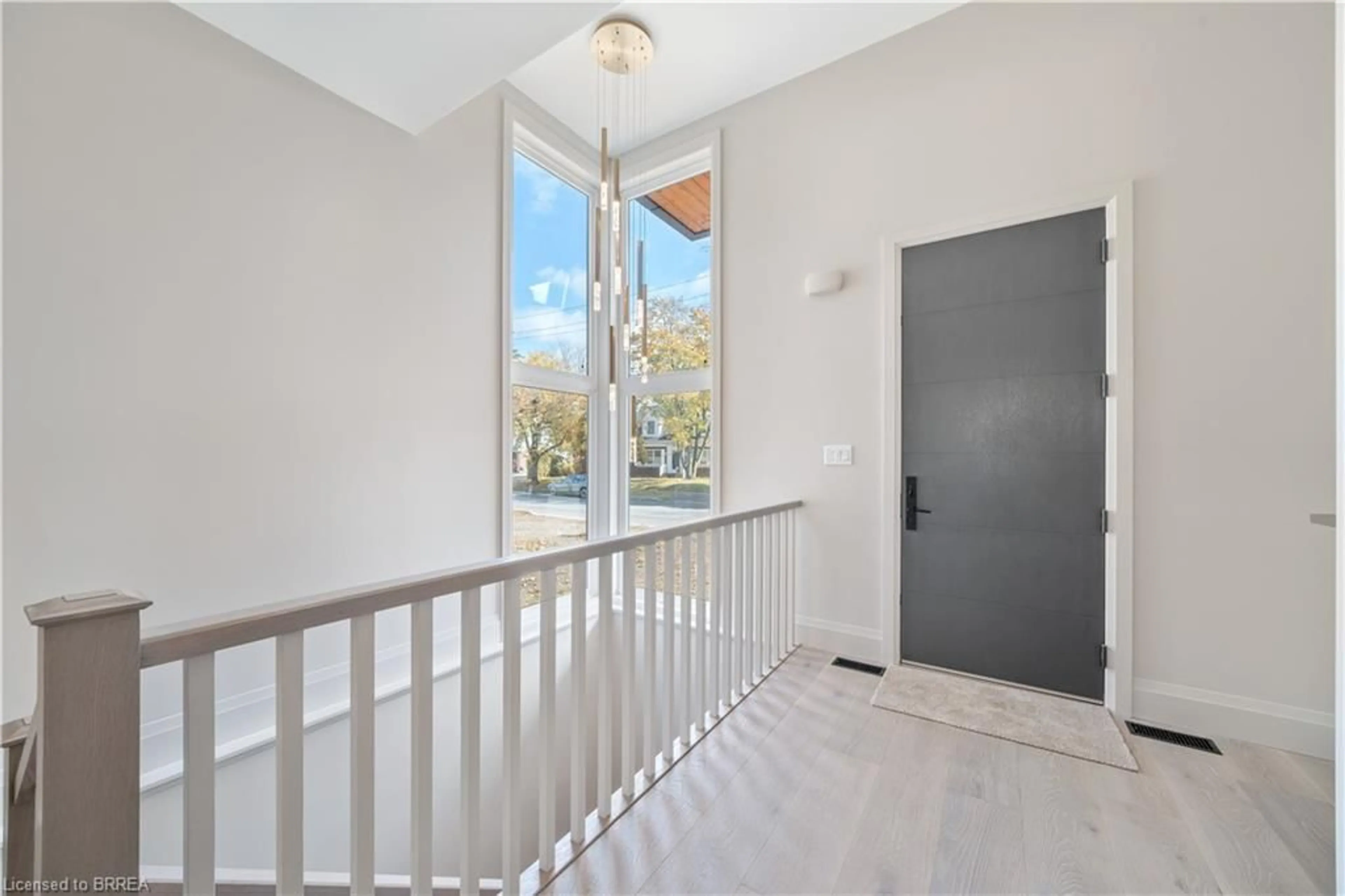Indoor entryway for 141 Parkside Dr, Brantford Ontario N3T 0S9