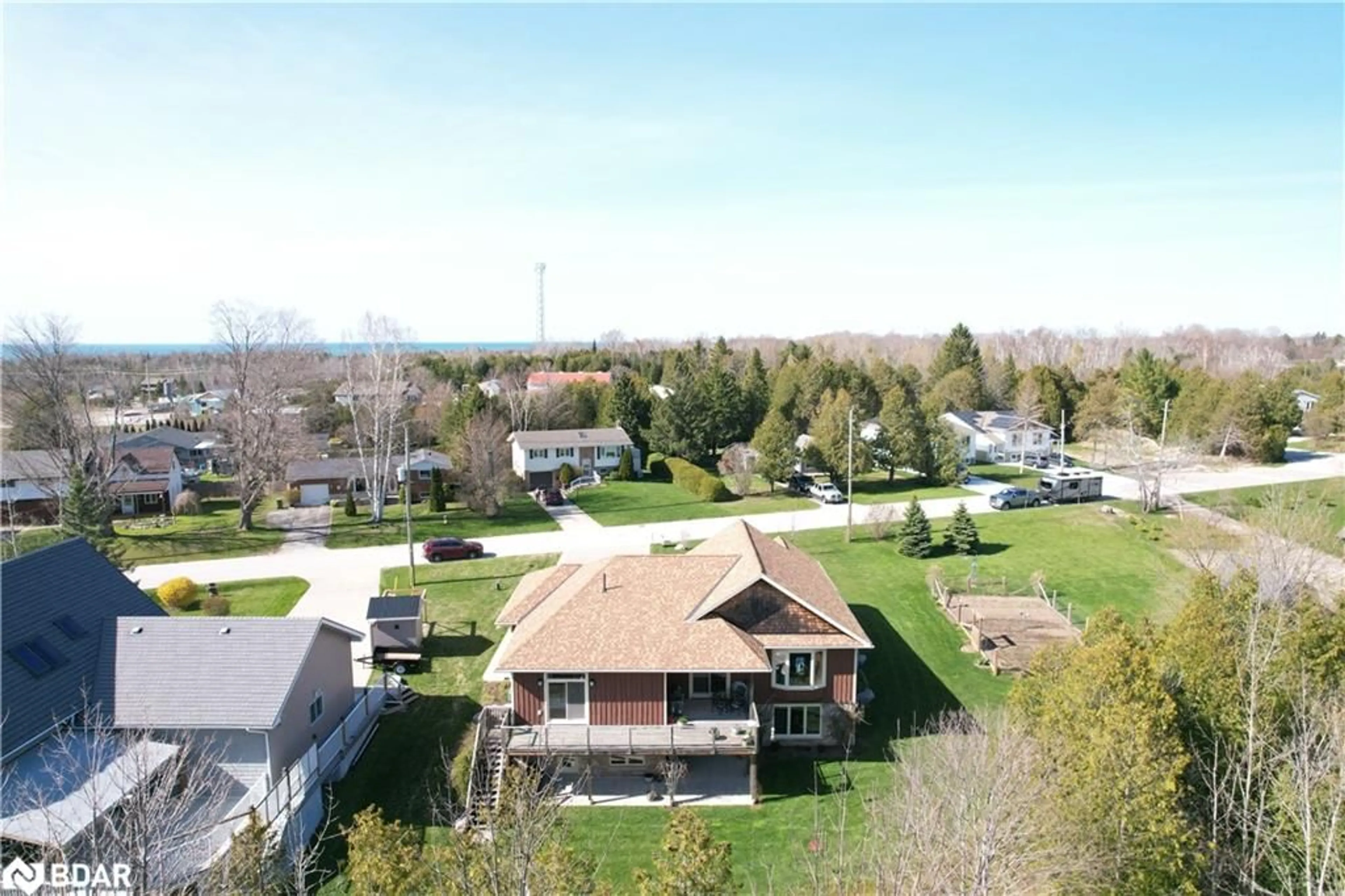 A pic from outside/outdoor area/front of a property/back of a property/a pic from drone, mountain view for 229 South Rankin St, Southampton Ontario N0H 2L0