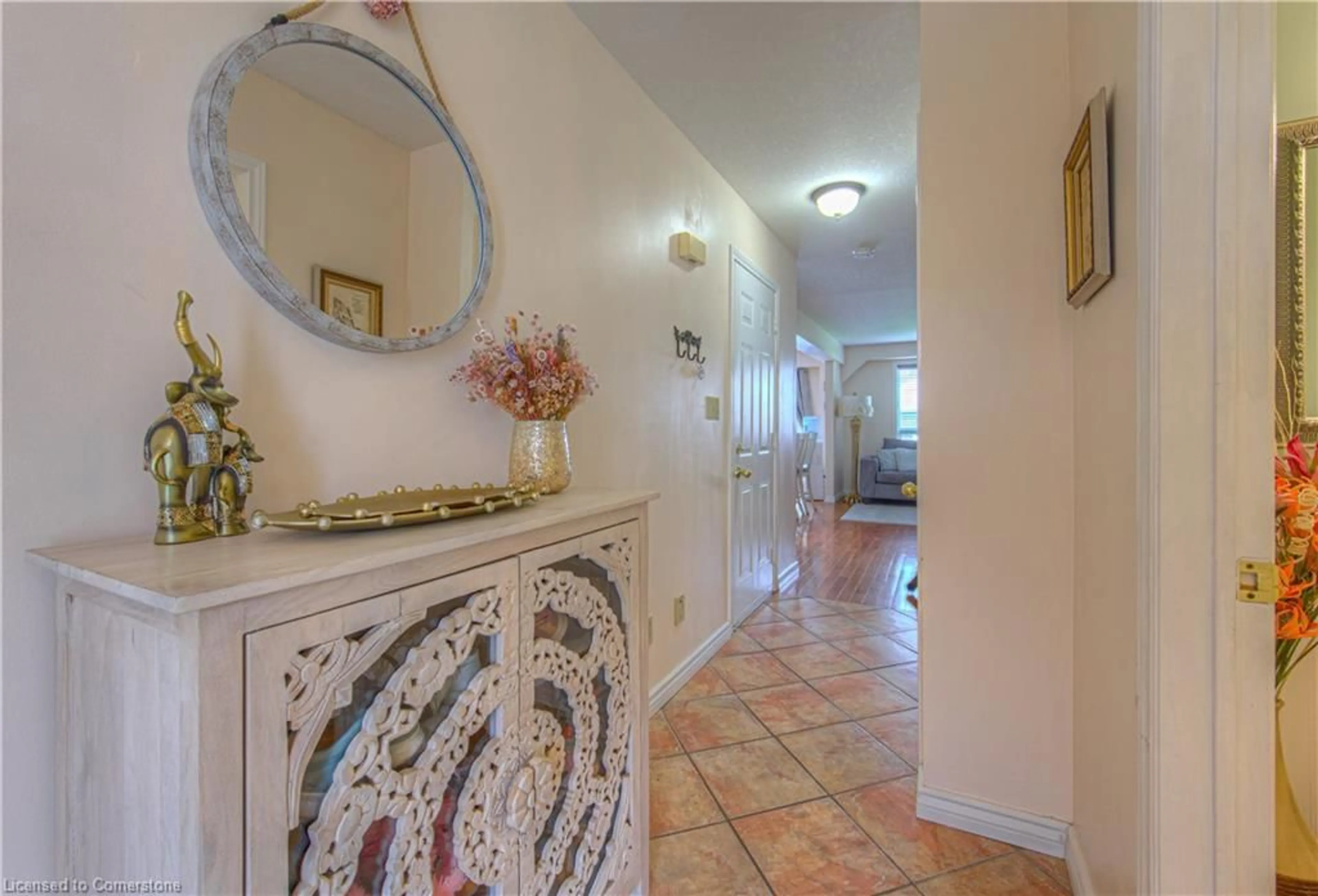 Indoor entryway for 17 Rosemount Dr, Kitchener Ontario N2B 1P9