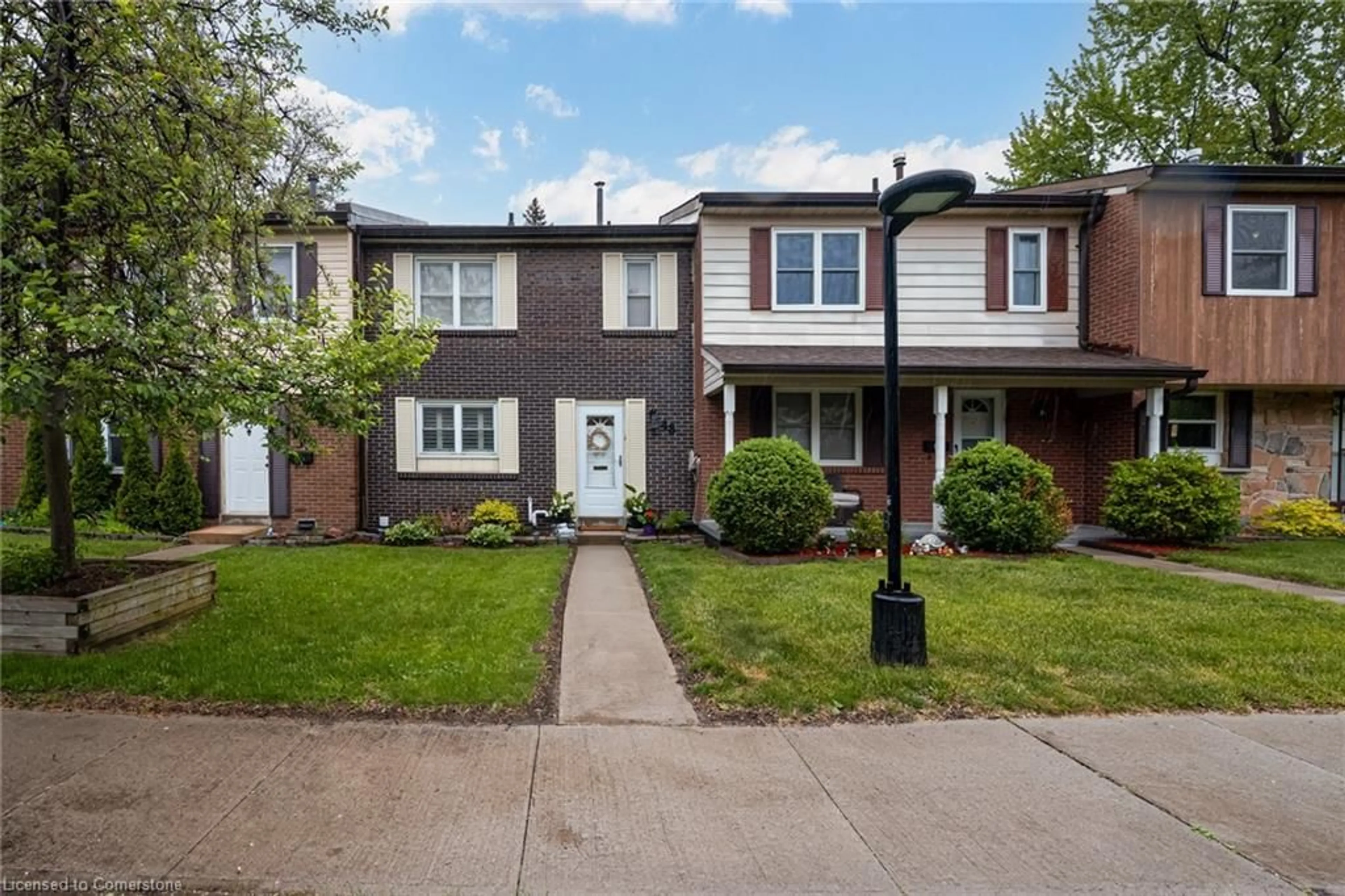 Home with brick exterior material, street for 2825 Gananoque Dr, Mississauga Ontario L5N 1V6