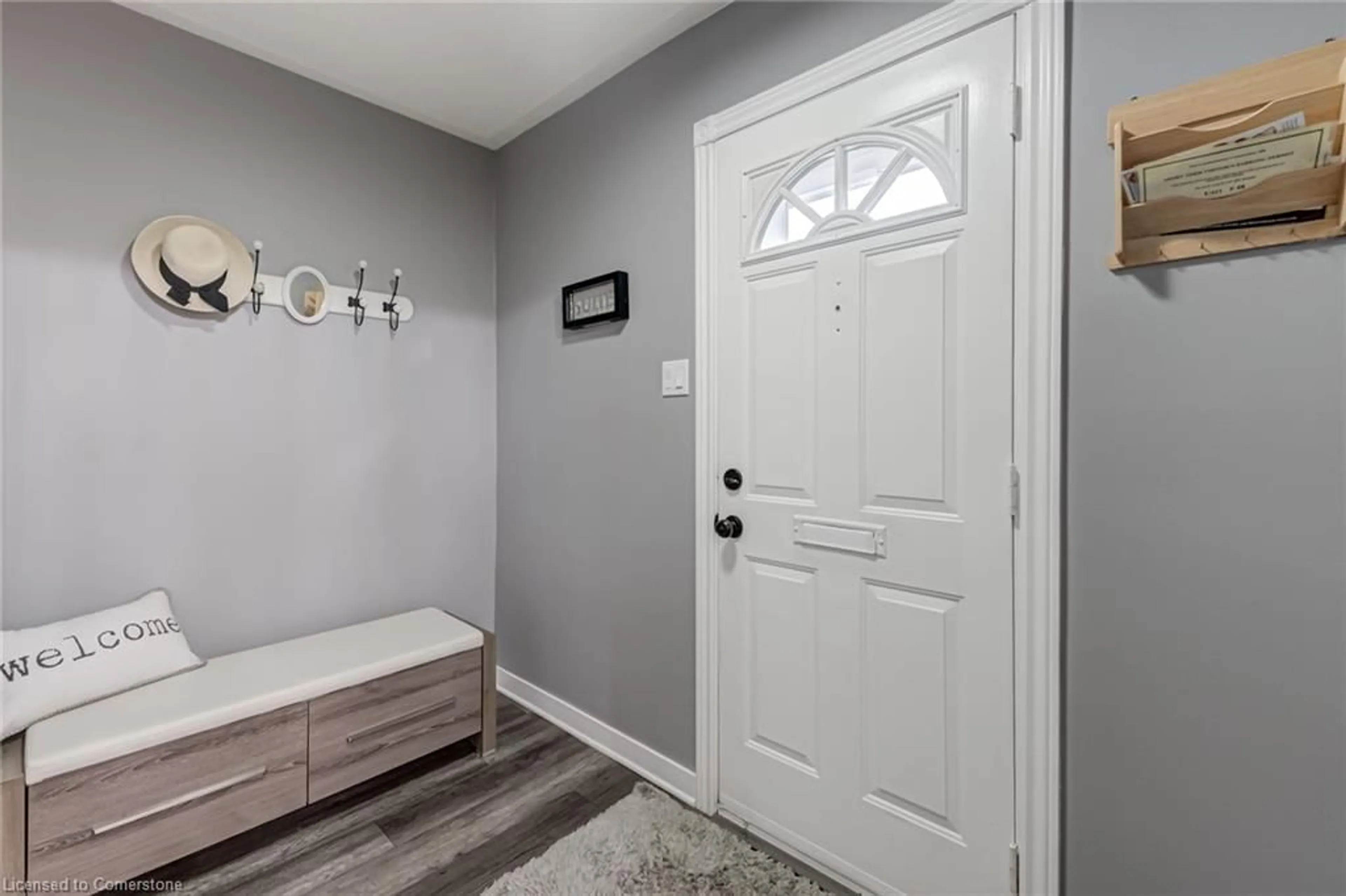 Indoor entryway for 2825 Gananoque Dr, Mississauga Ontario L5N 1V6