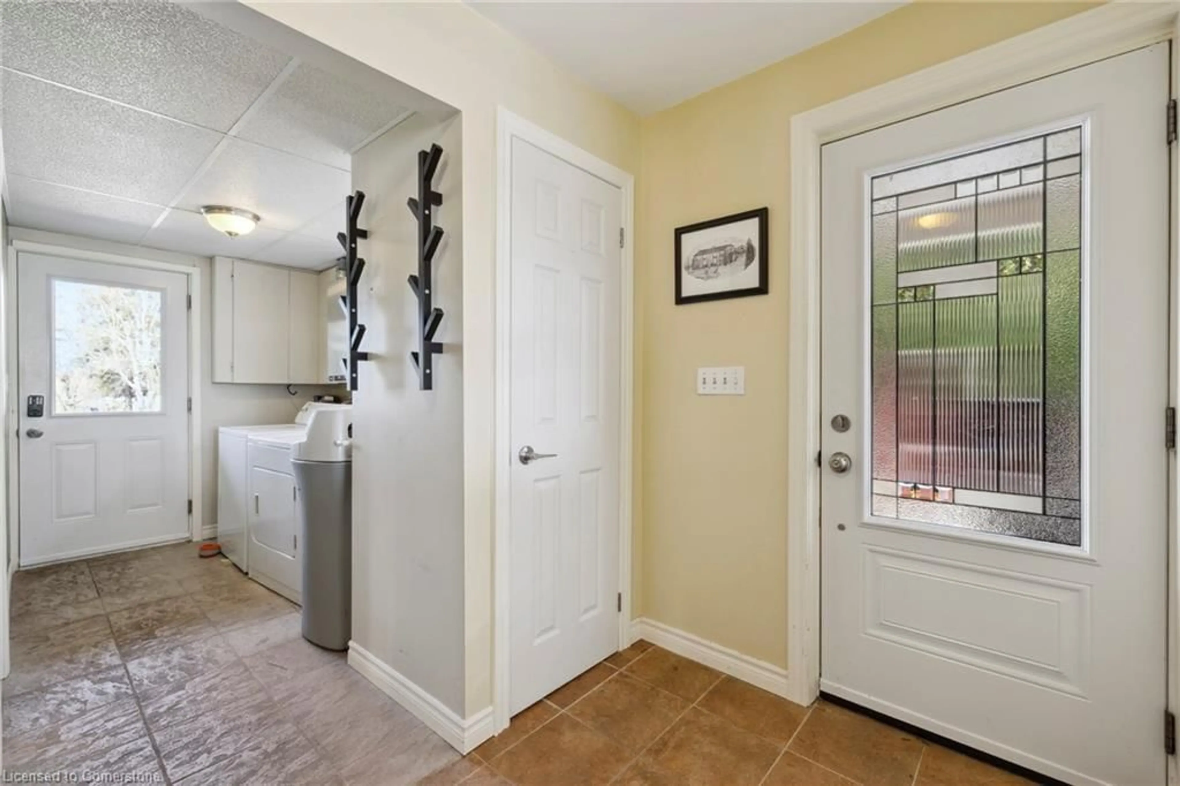 Indoor entryway for 827 6th Concession Rd, Flamborough Ontario L8B 1N3