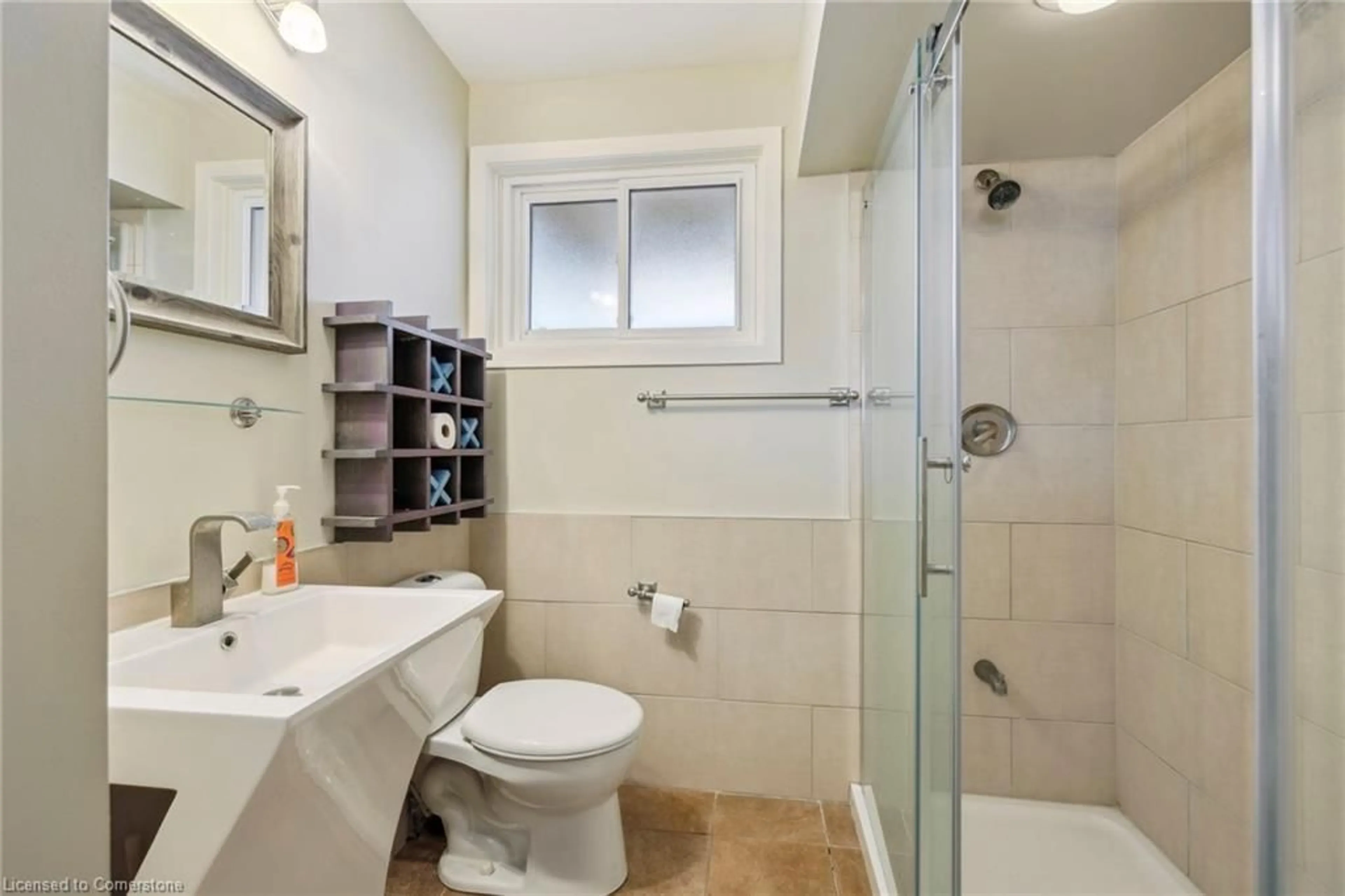 Standard bathroom, ceramic/tile floor for 827 6th Concession Rd, Flamborough Ontario L8B 1N3