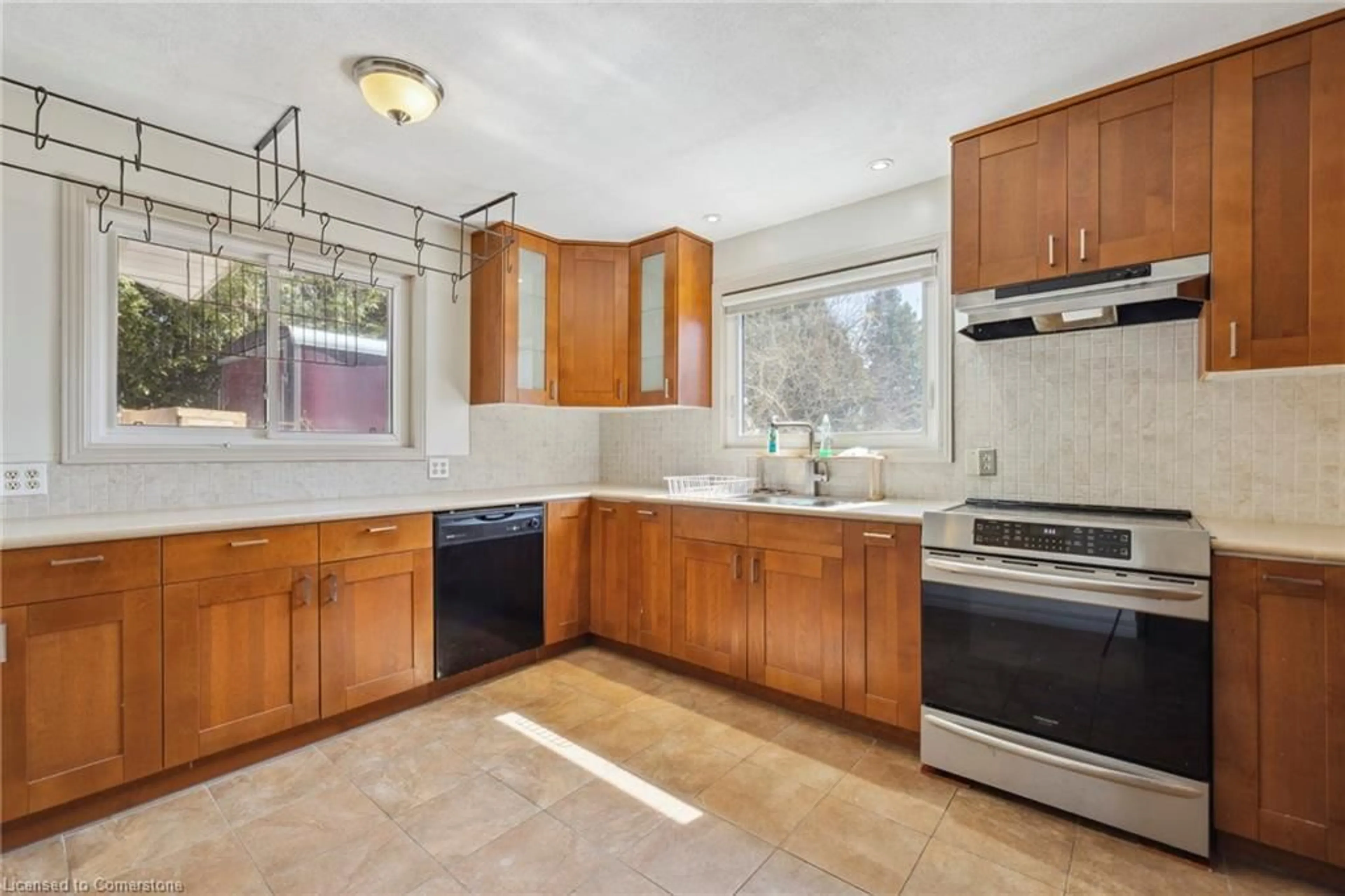 Standard kitchen, ceramic/tile floor for 827 6th Concession Rd, Flamborough Ontario L8B 1N3
