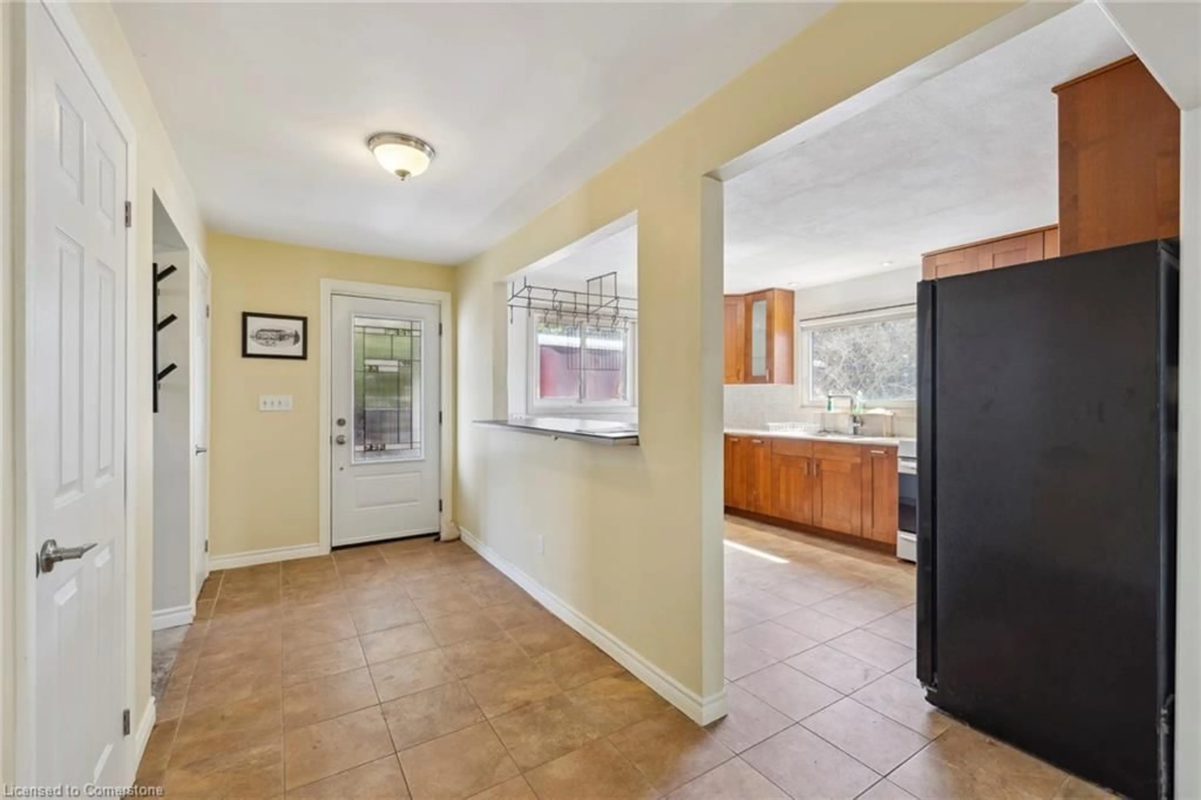 Indoor entryway for 827 6th Concession Rd, Flamborough Ontario L8B 1N3