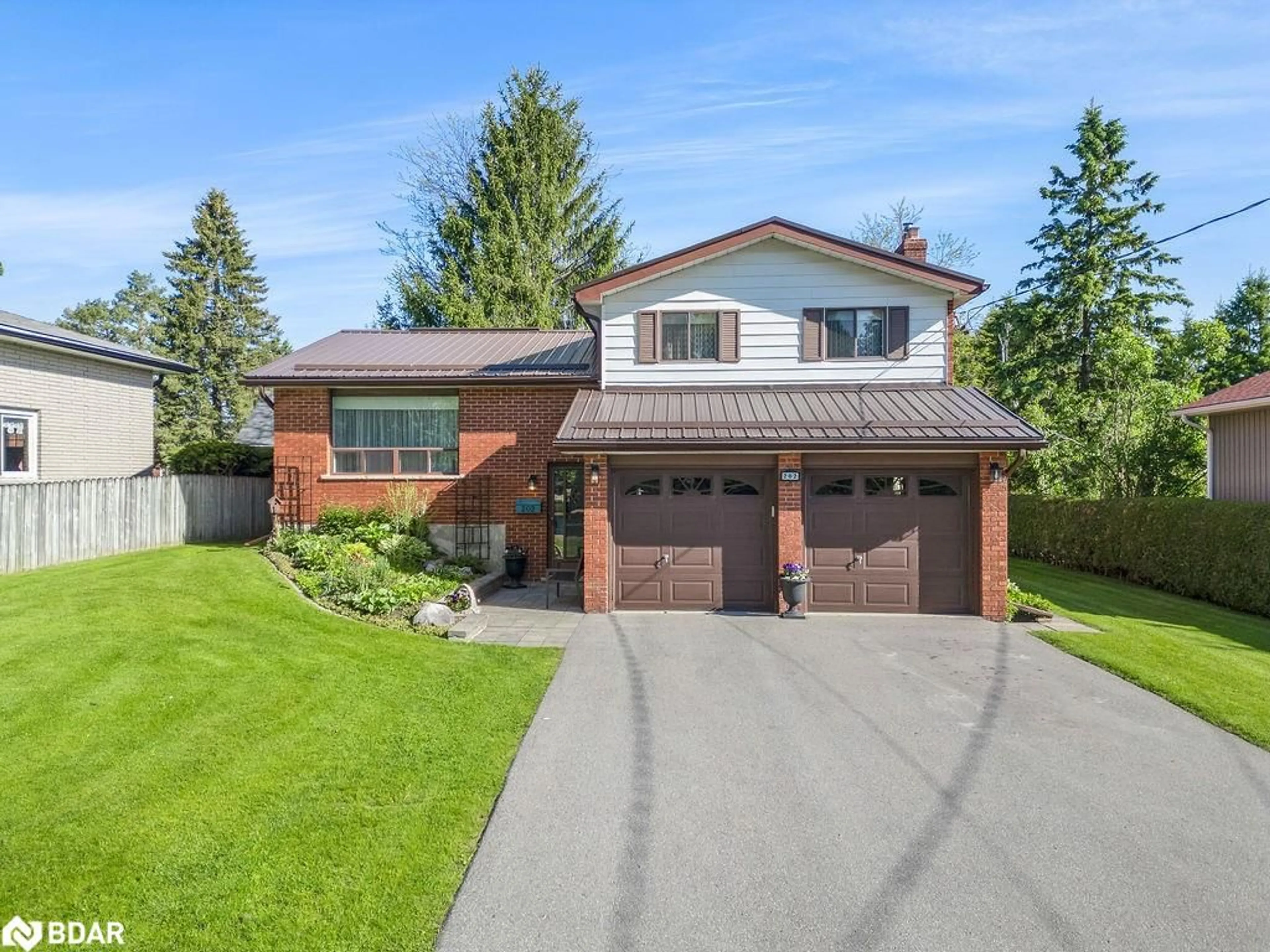 Home with brick exterior material, street for 202 Mary St, Lindsay Ontario K9V 2N8