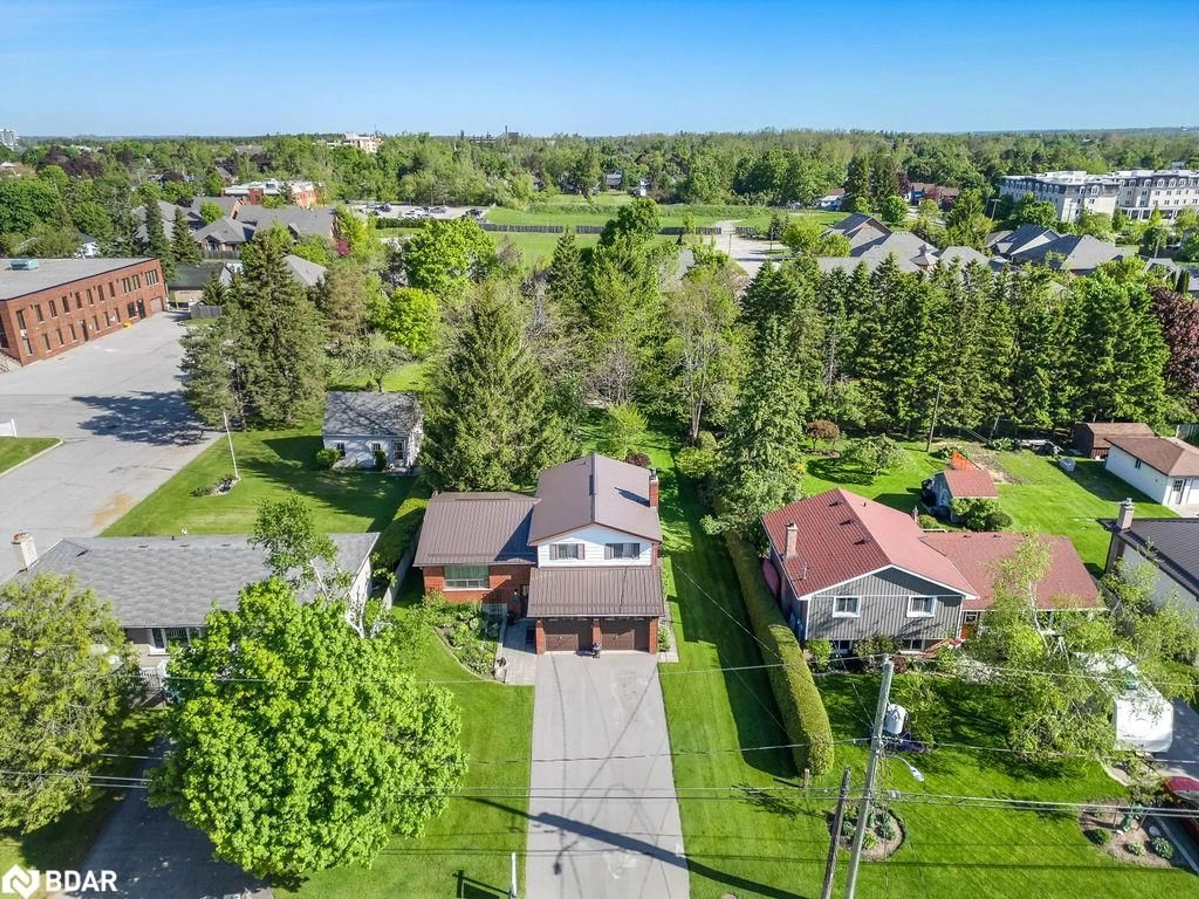 A pic from outside/outdoor area/front of a property/back of a property/a pic from drone, street for 202 Mary St, Lindsay Ontario K9V 2N8