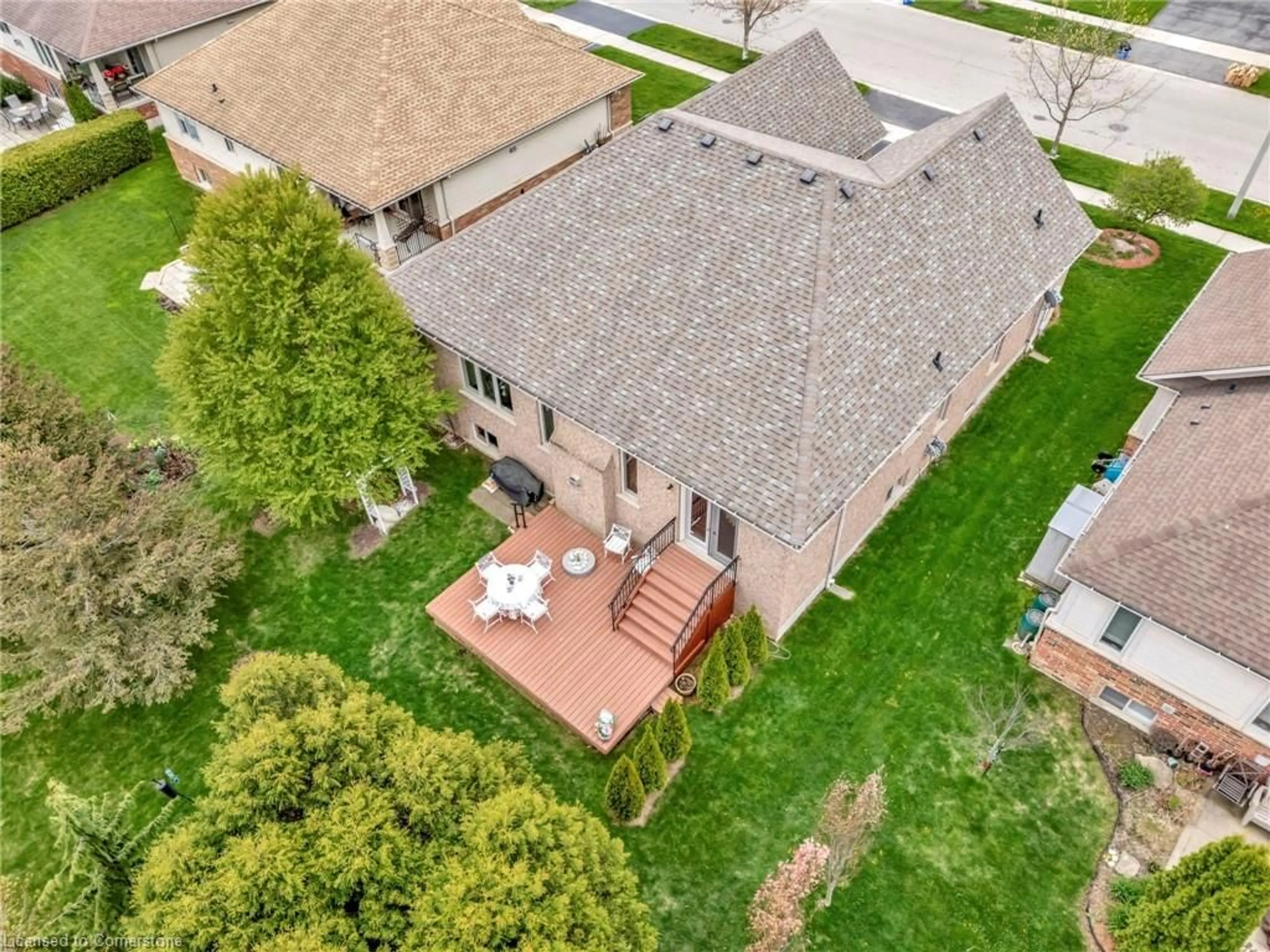 A pic from outside/outdoor area/front of a property/back of a property/a pic from drone, street for 32 Cobblestone Dr, Paris Ontario N3L 4G1