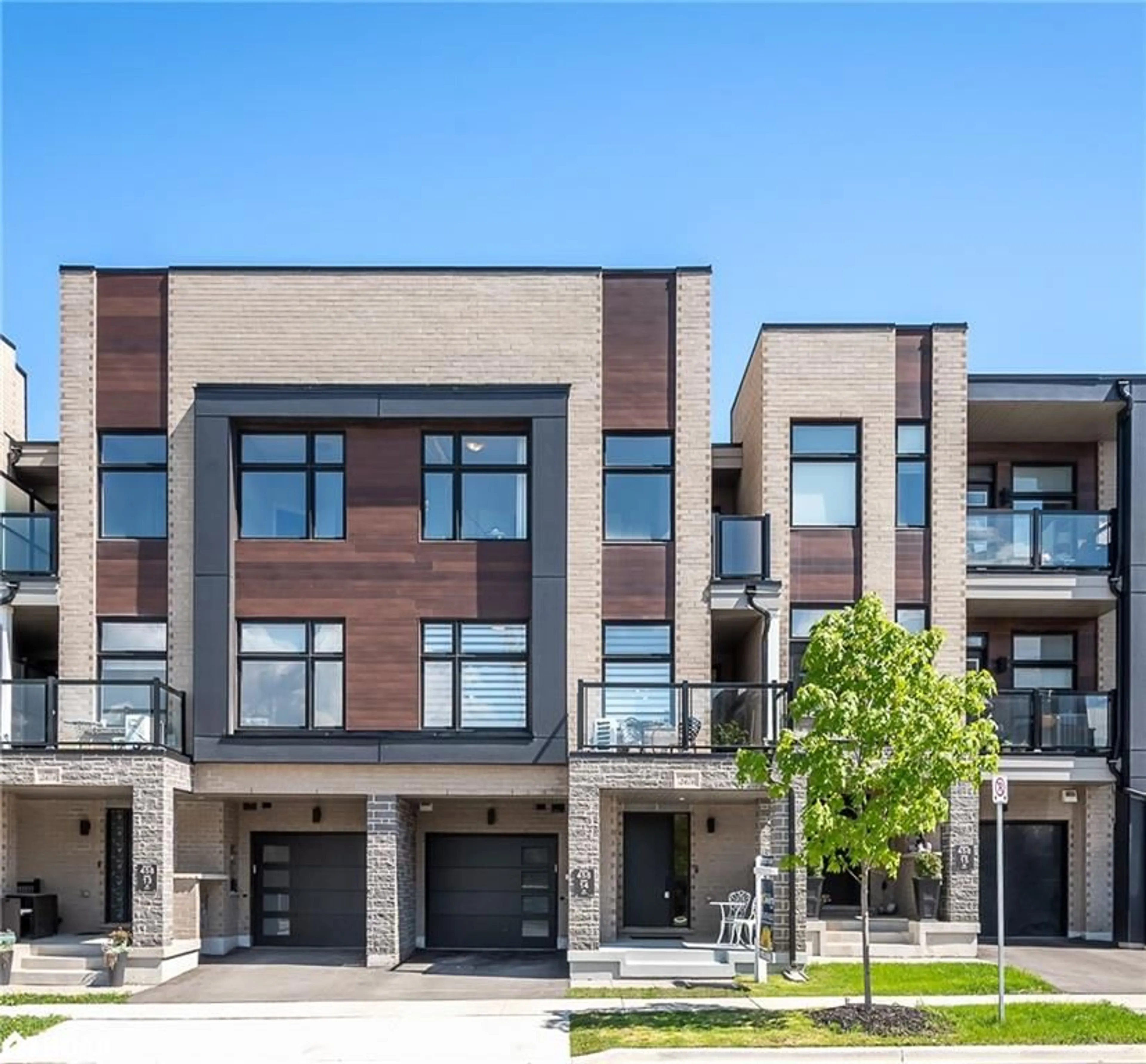 Home with brick exterior material, street for 2476 Badger Cres, Oakville Ontario L6M 5M1