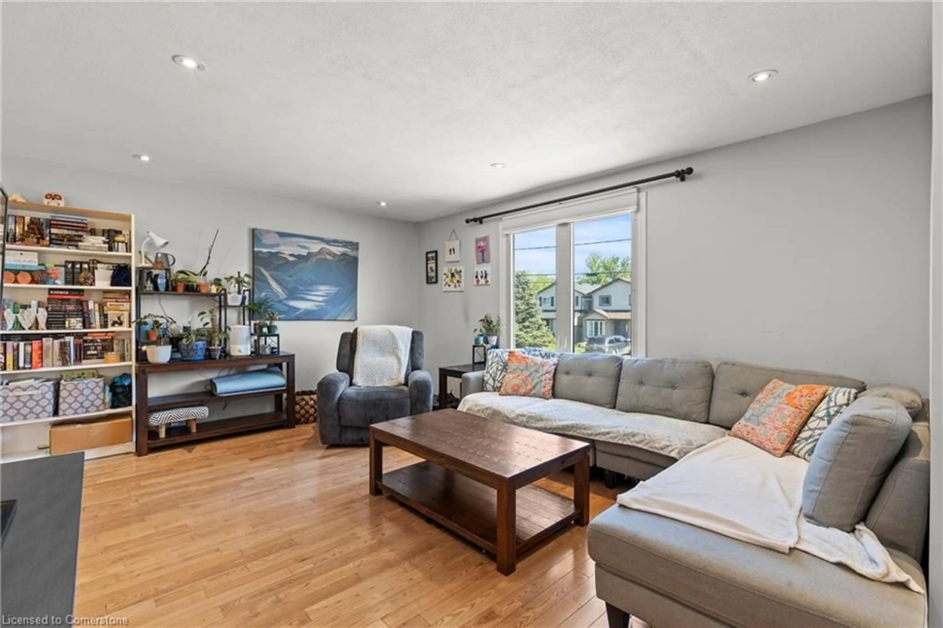Living room with furniture, unknown for 52 Burke St, Caledonia Ontario N3W 1C4