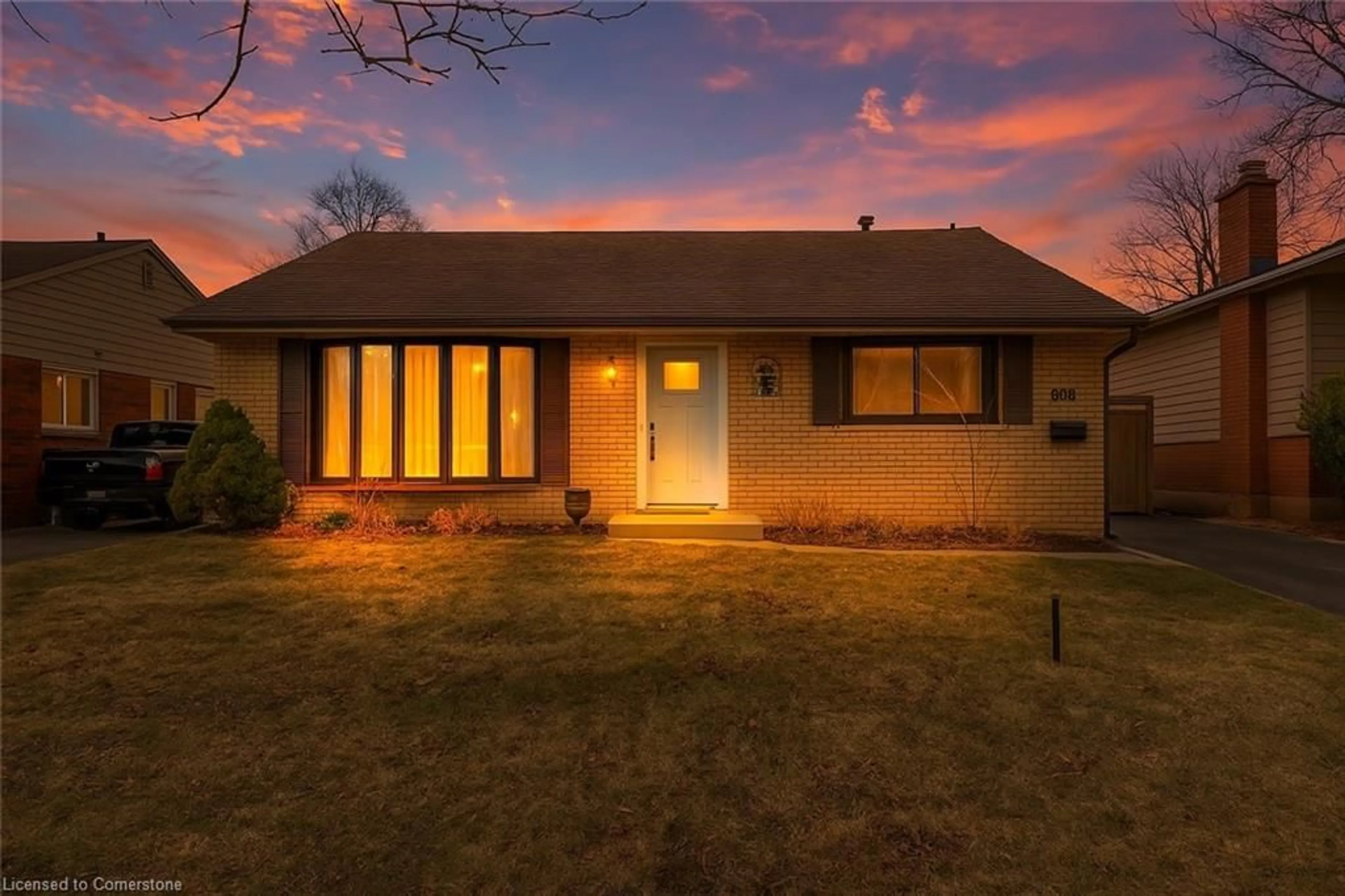 A pic from outside/outdoor area/front of a property/back of a property/a pic from drone, street for 608 Thornwood Ave, Burlington Ontario L7N 3B8