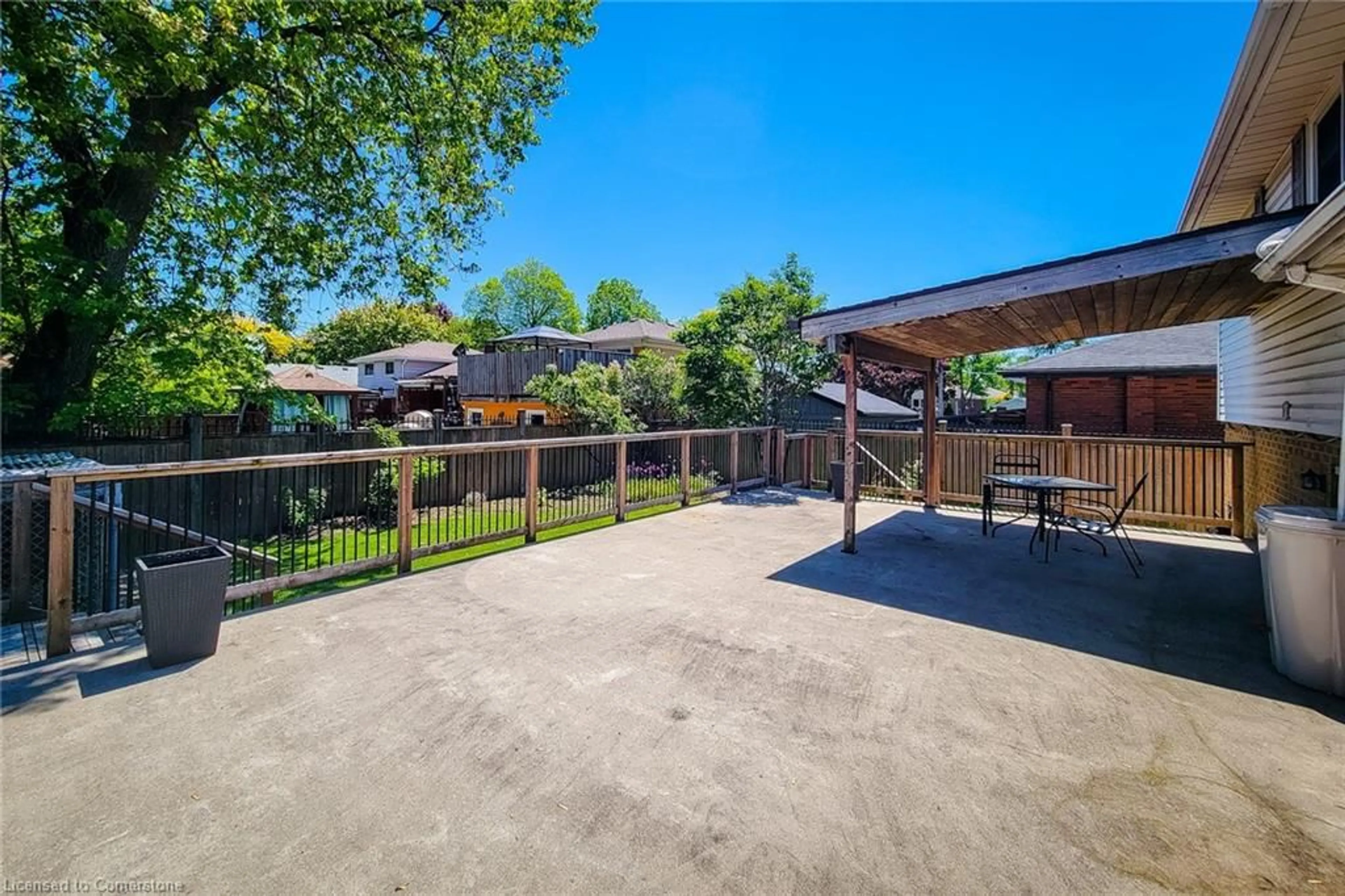 A pic from outside/outdoor area/front of a property/back of a property/a pic from drone, street for 35 Cloke Crt, Hamilton Ontario L8T 1N4