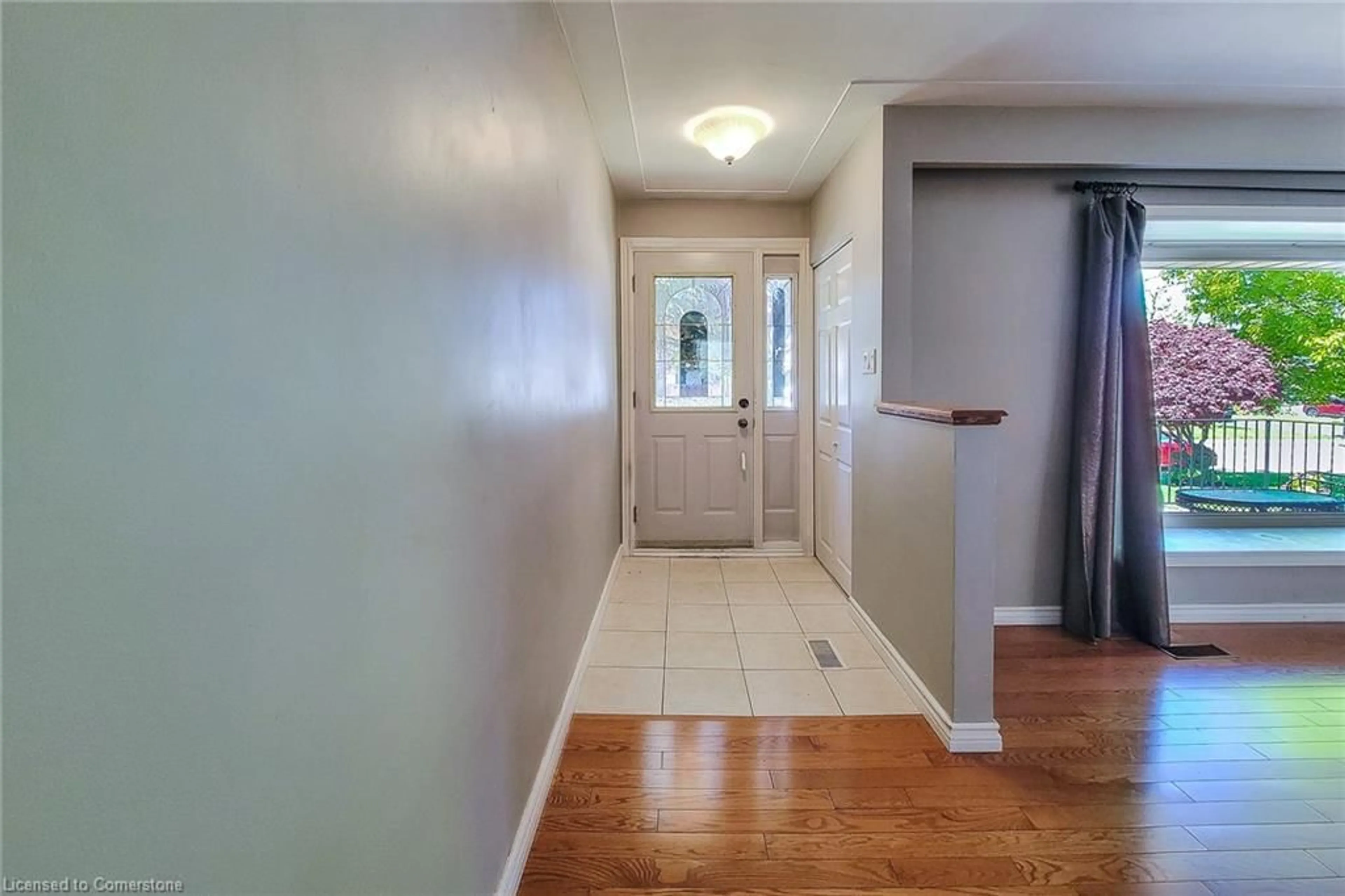 Indoor entryway for 35 Cloke Crt, Hamilton Ontario L8T 1N4