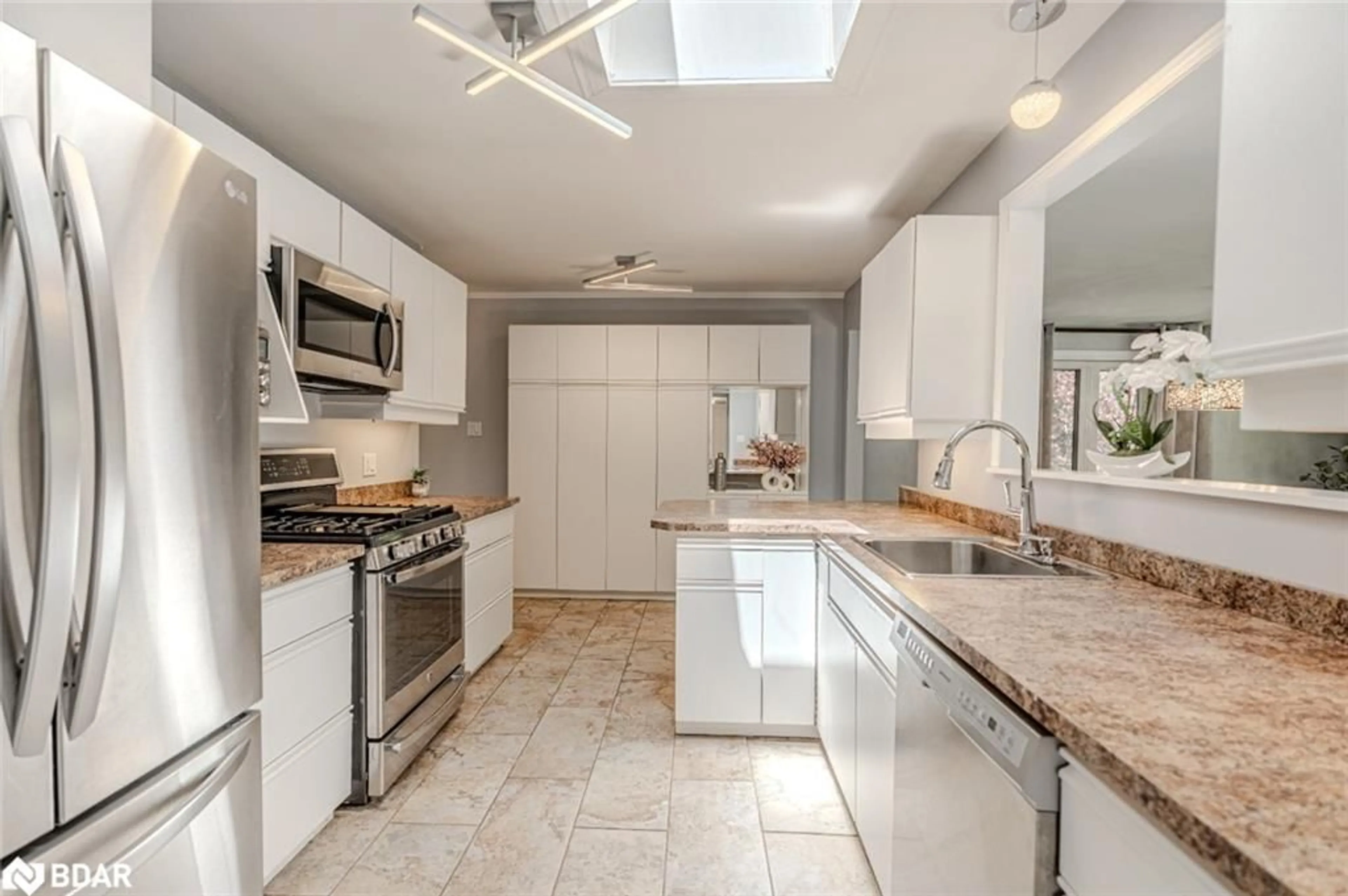 Open concept kitchen, ceramic/tile floor for 1105 St Vincent Street, Midhurst Ontario L9X 0M6