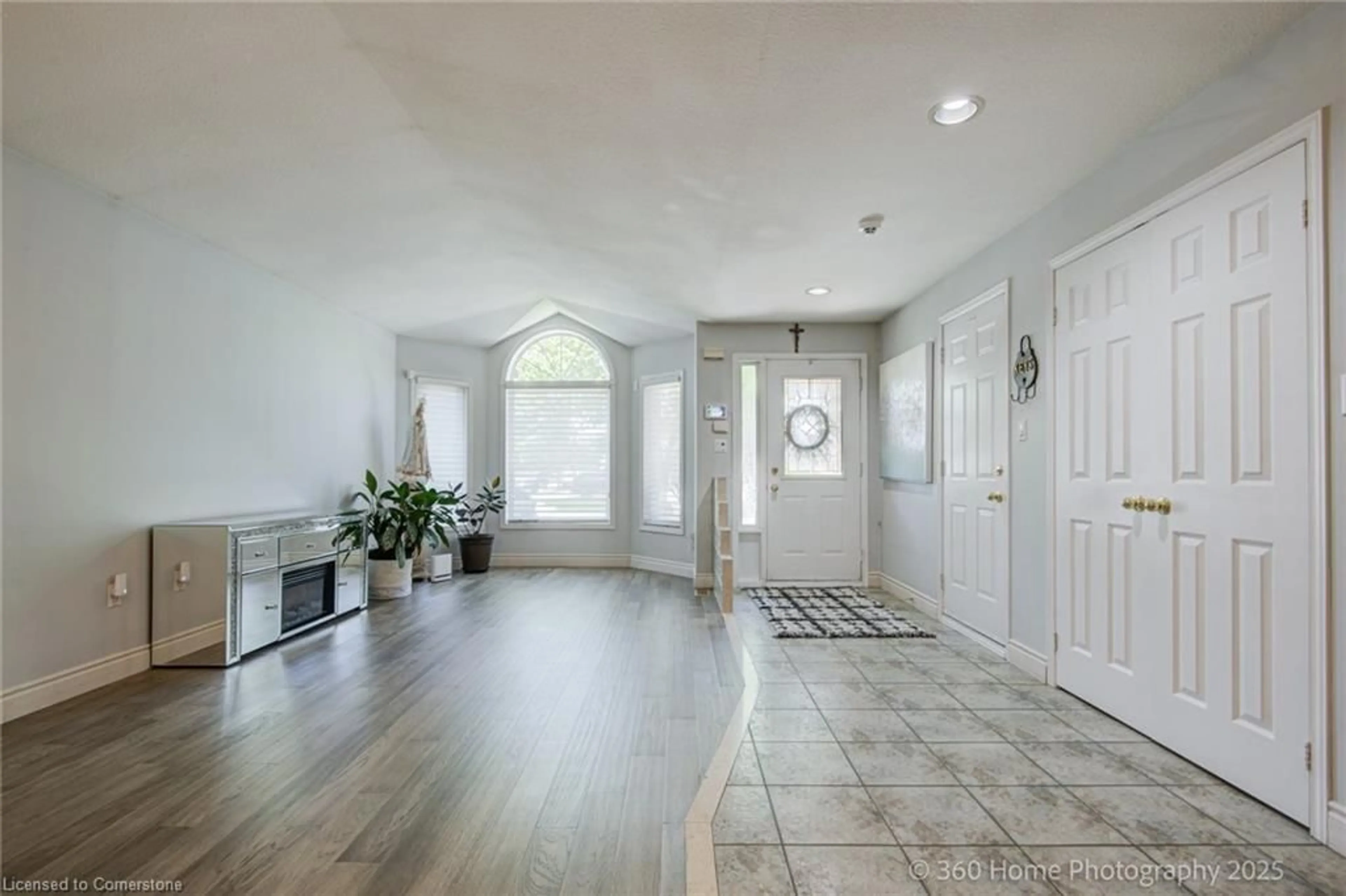 Indoor entryway for 84 Hillgarden Dr, Stoney Creek Ontario L8J 3S7
