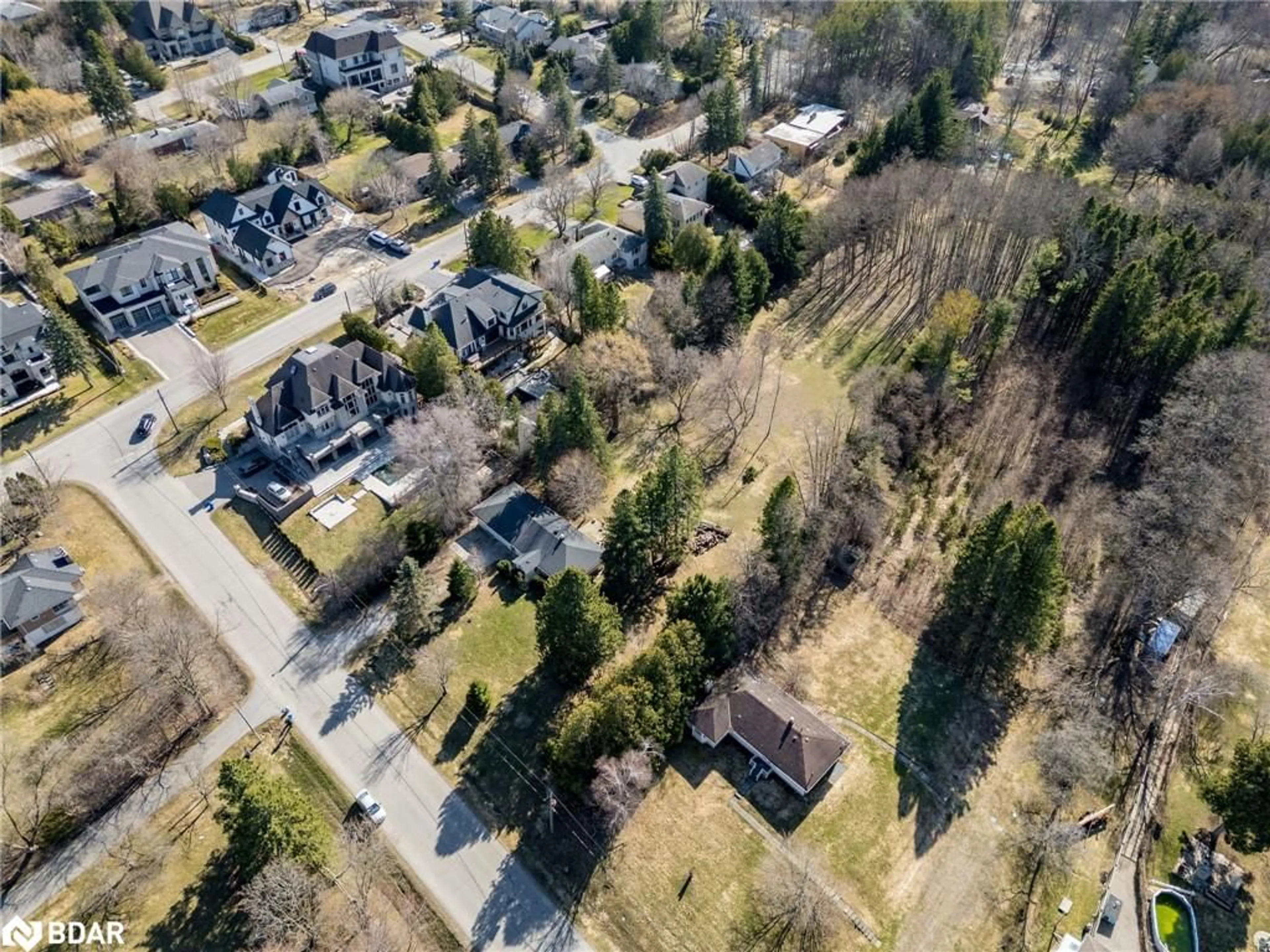 A pic from outside/outdoor area/front of a property/back of a property/a pic from drone, street for 200 Martin St, King City Ontario L7B 1J5