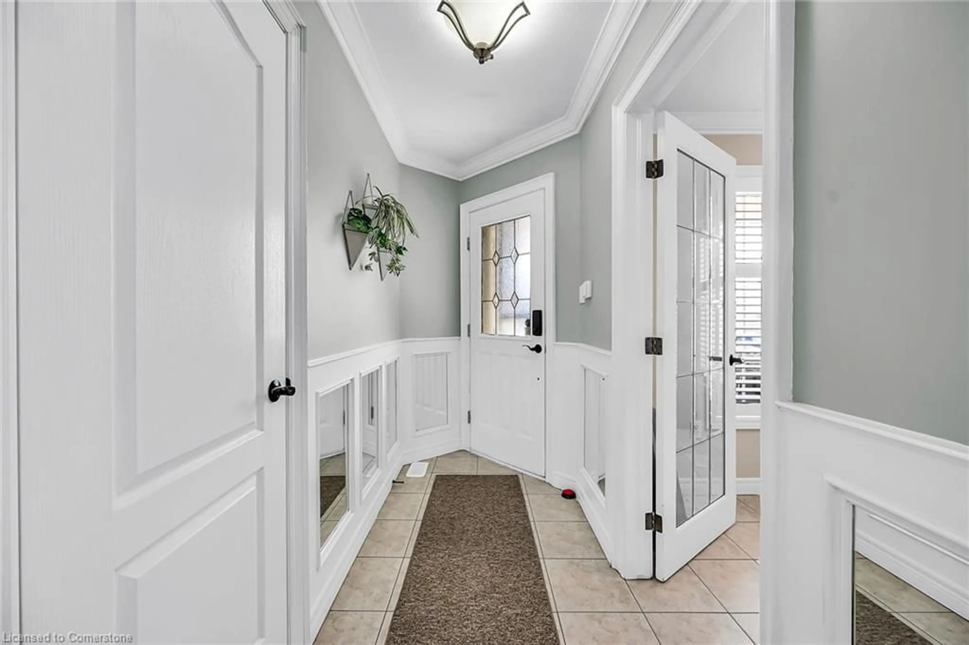 Indoor entryway for 22 Timothy Pl, Hamilton Ontario L9A 5K3