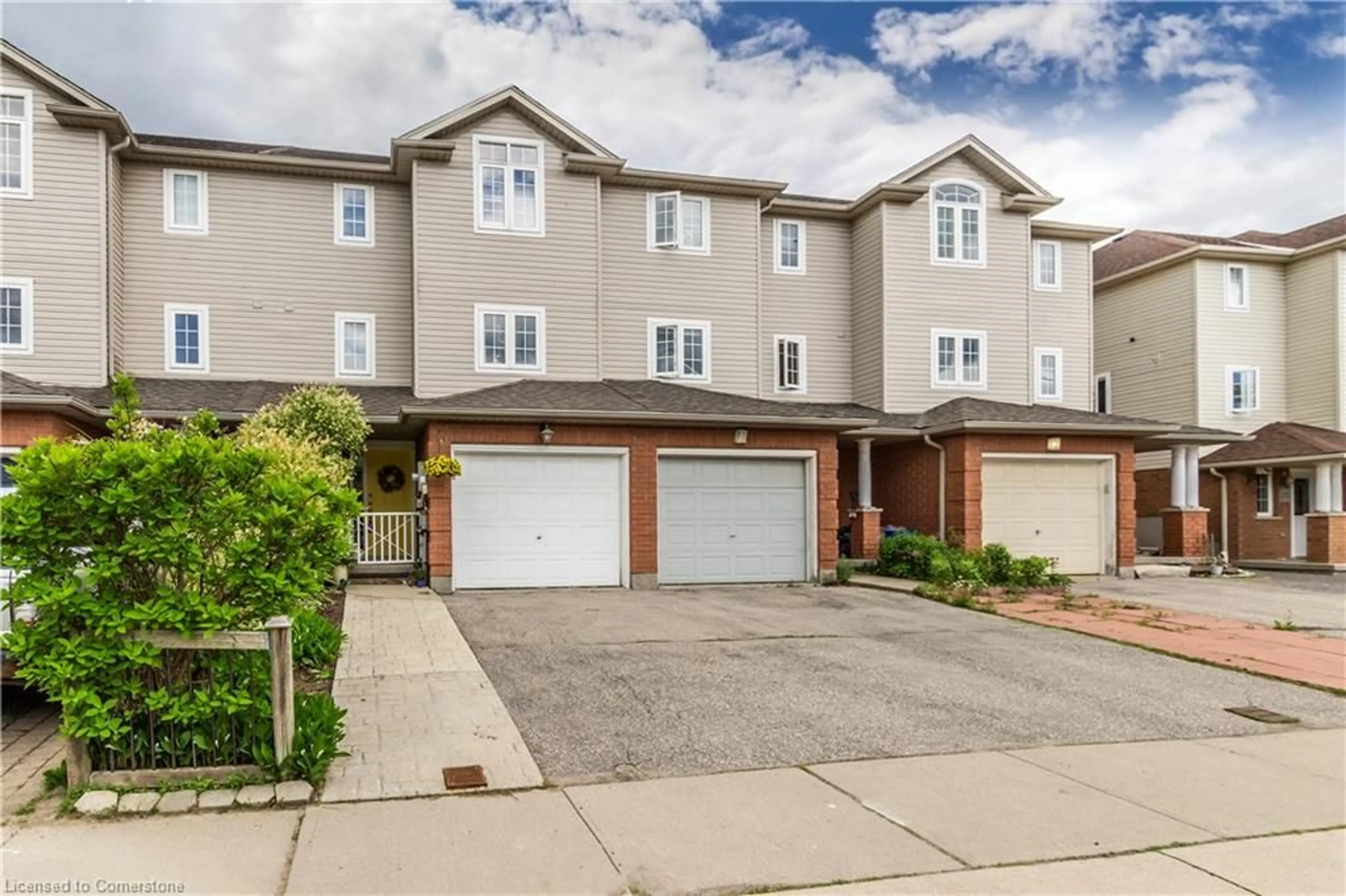 A pic from outside/outdoor area/front of a property/back of a property/a pic from drone, street for 13 Ferncliffe St, Cambridge Ontario N1T 2C8