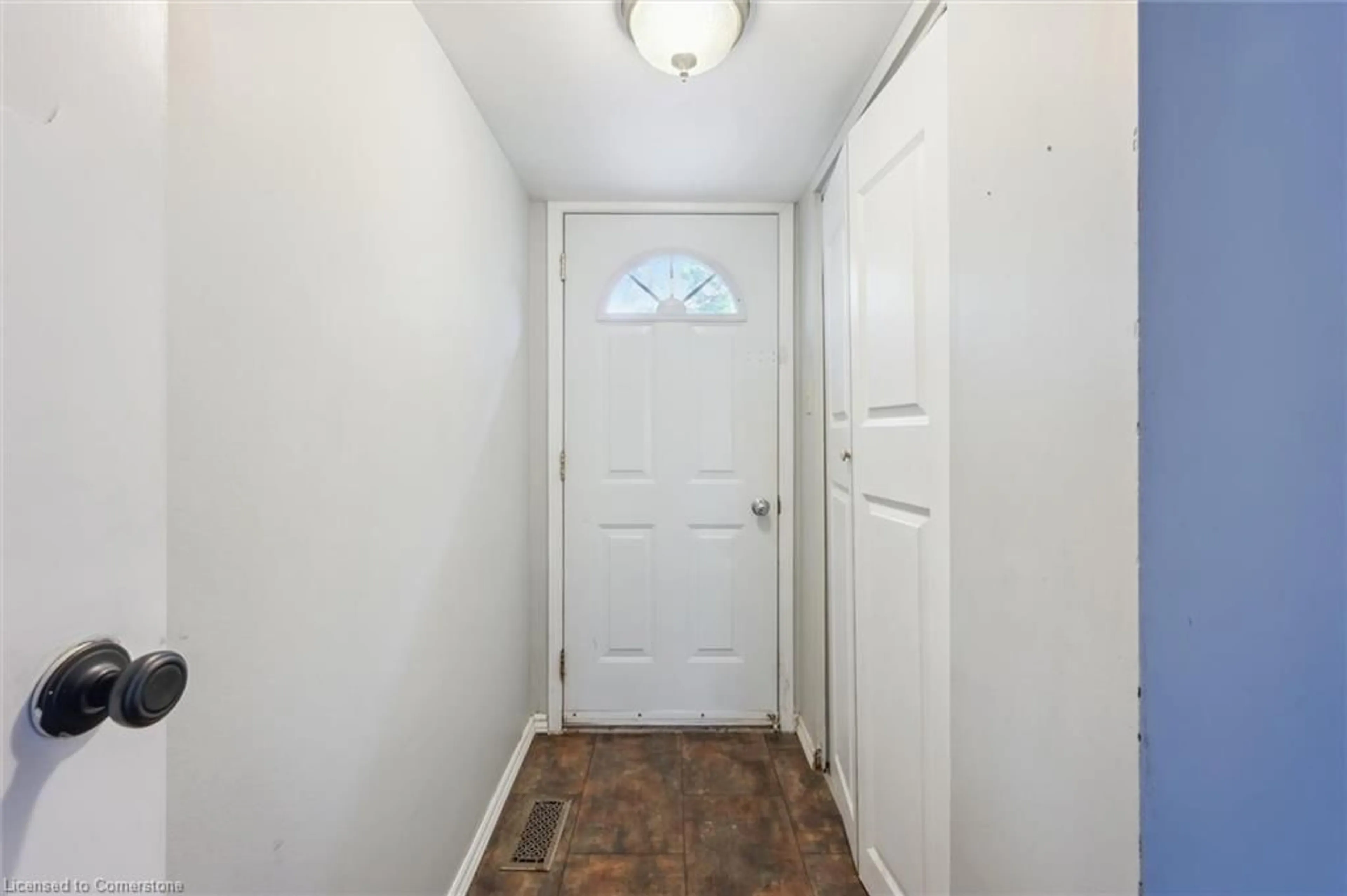 Indoor entryway for 210 Glamis Rd #6, Cambridge Ontario N1R 6L3