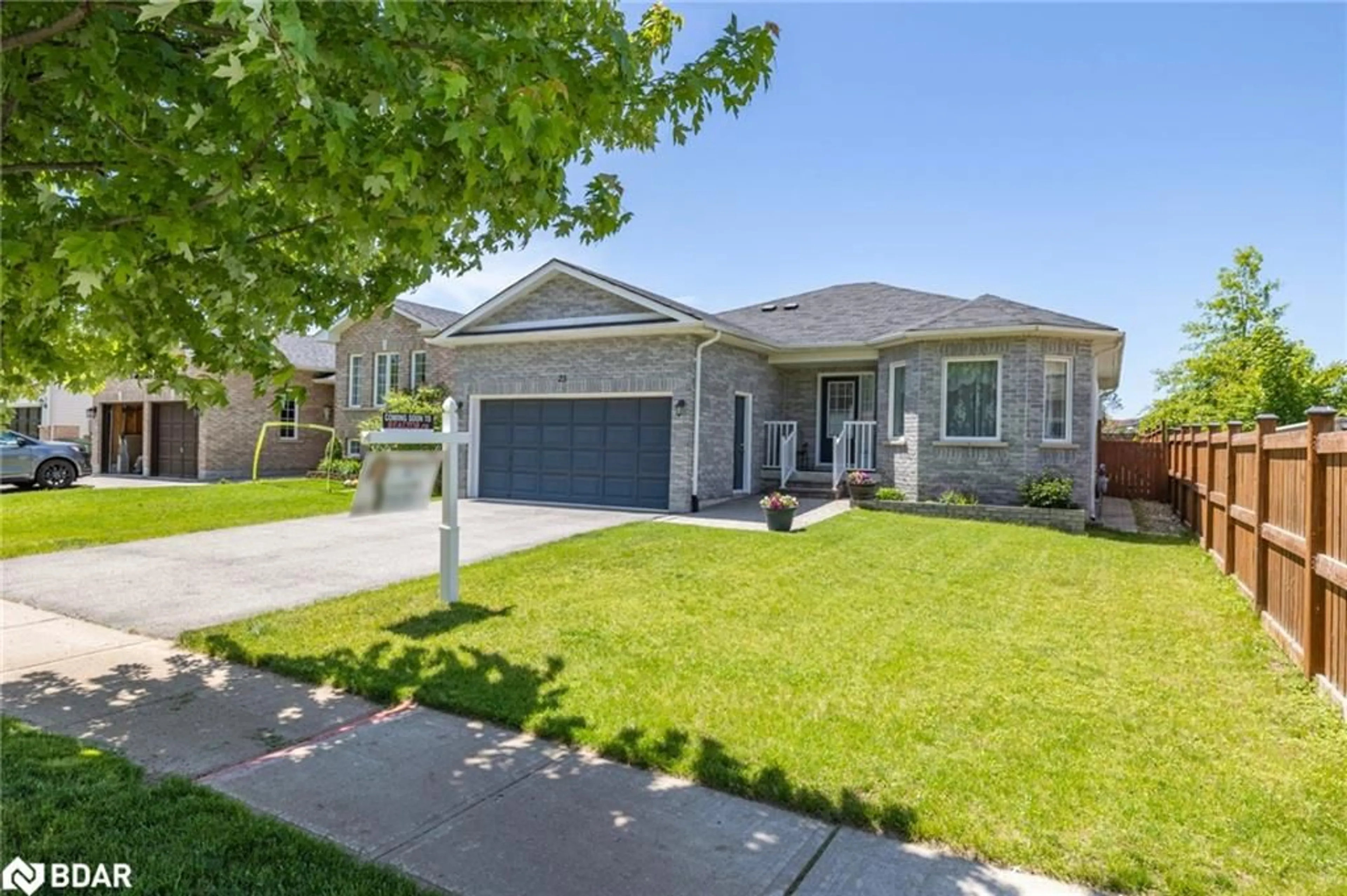 Home with vinyl exterior material, street for 23 Stonemount Cres, Angus Ontario L0M 1B4