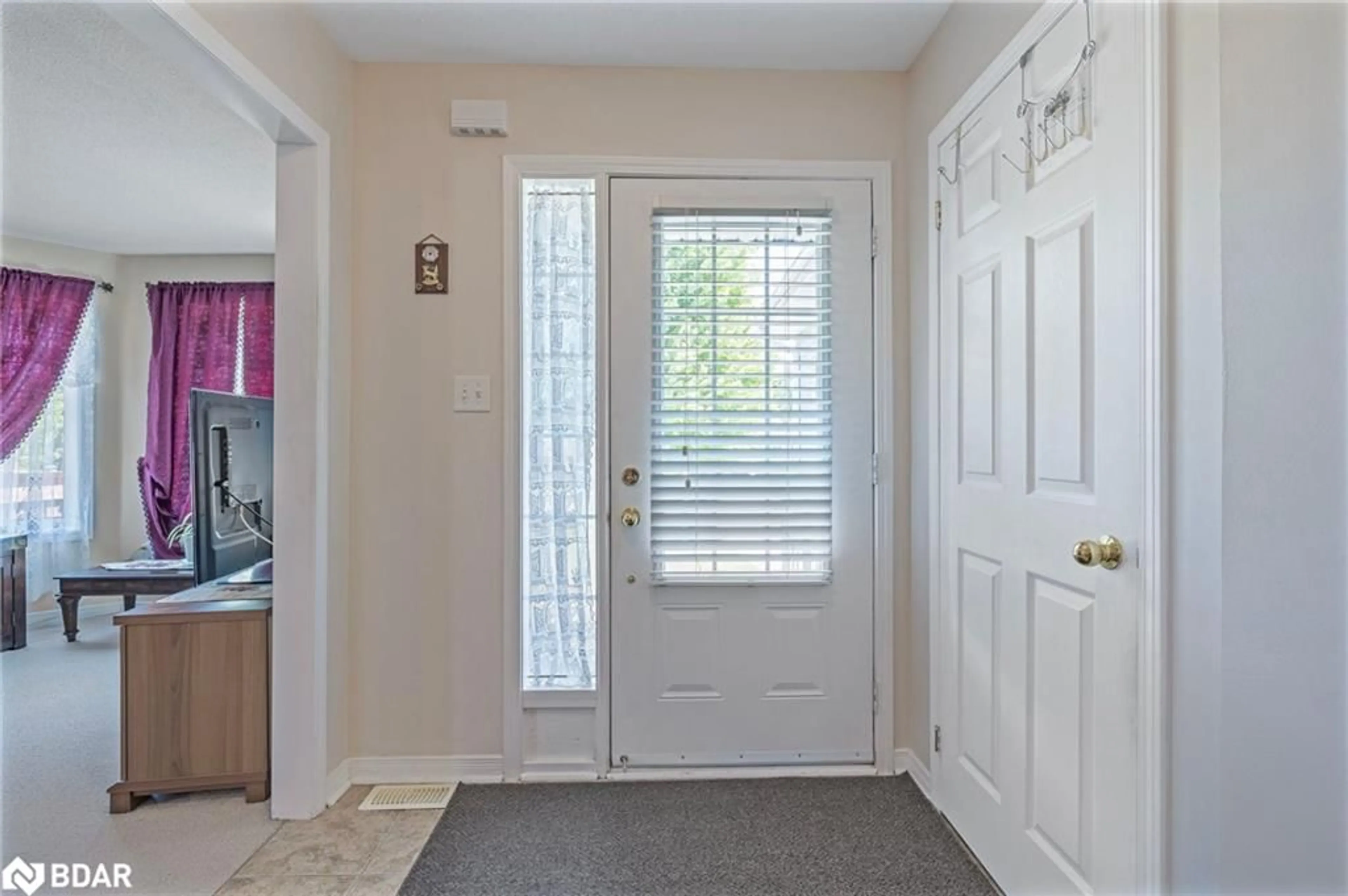 Indoor entryway for 23 Stonemount Cres, Angus Ontario L0M 1B4