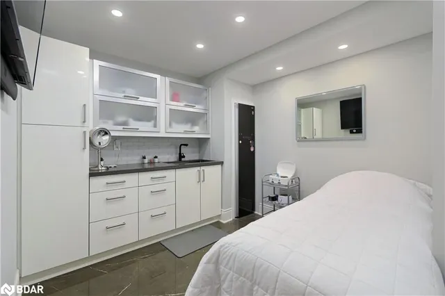 Additional property image - 1 Royal West Drive Dr